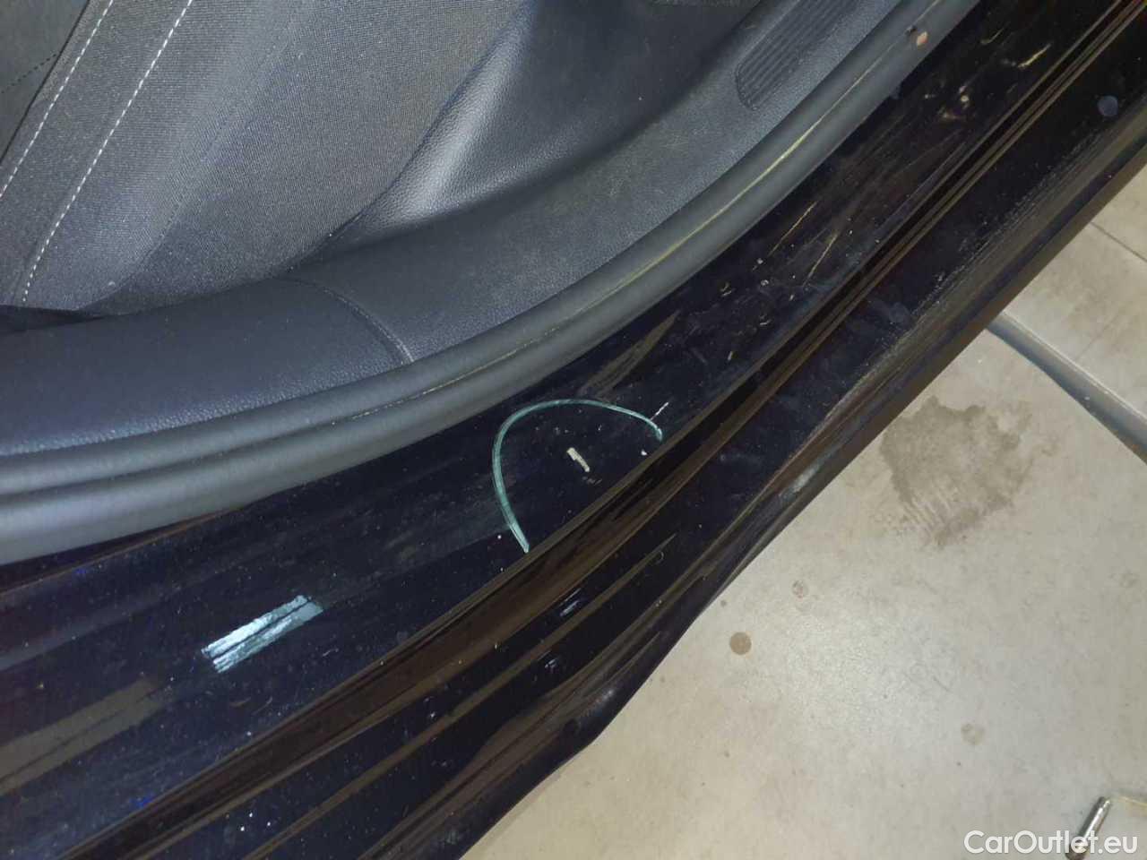 Volkswagen  Golf  Variant 2.0 TDI SCR Life Manual Diesel  97 #42