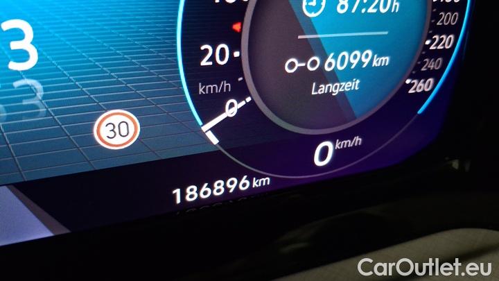 Volkswagen  Golf  2.0 TDI SCR 85kW Life #9