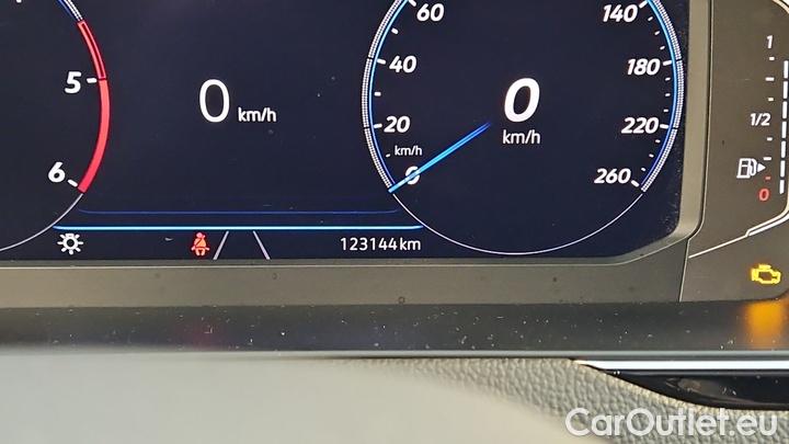 Volkswagen  Passat 2.0 TDI SCR DSG Elegance Variant #9