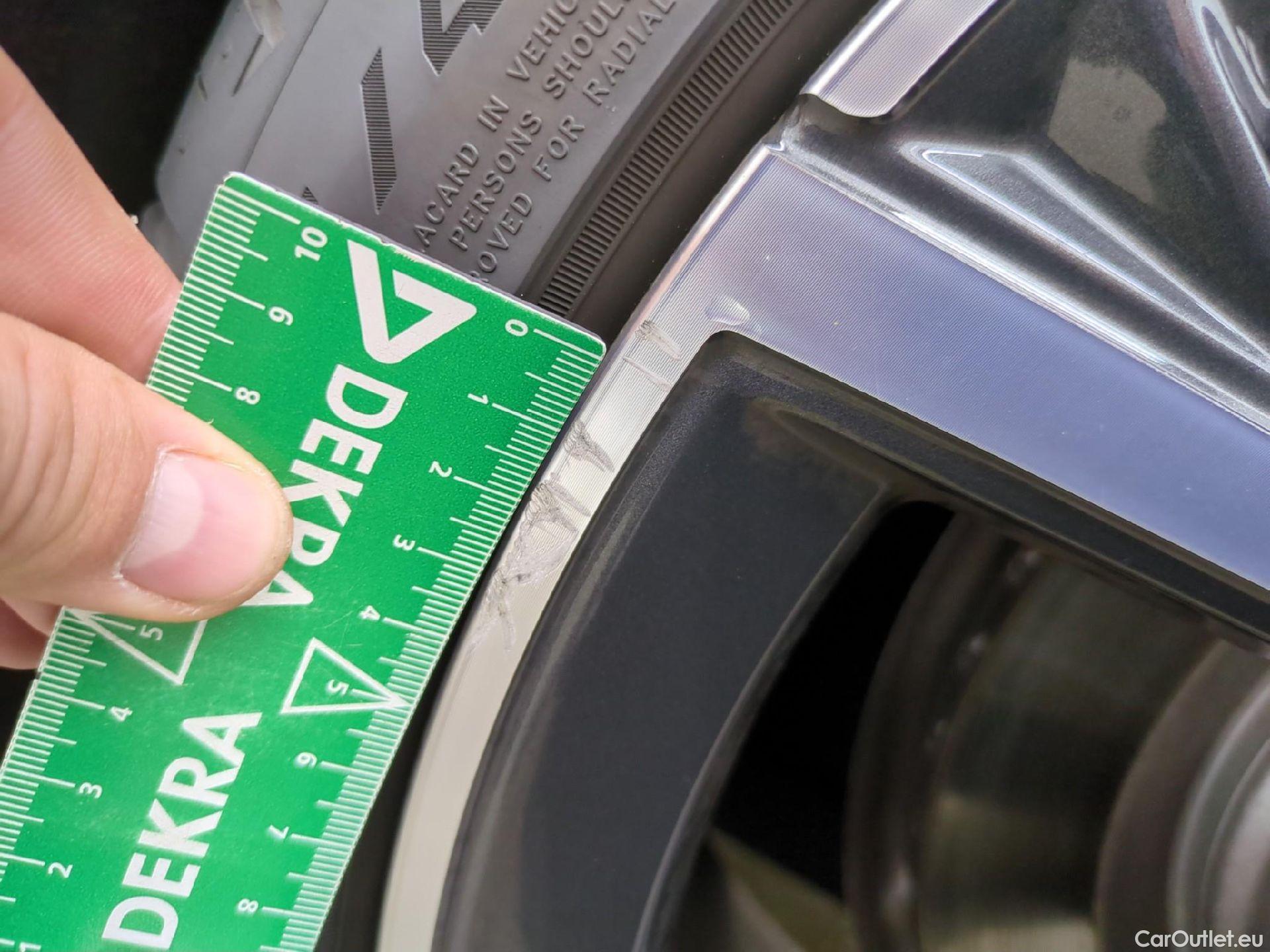 Bmw  Serie 1 Série 1 Berline 120 d xDrive 2.0 190CV BVA8 E6d #9