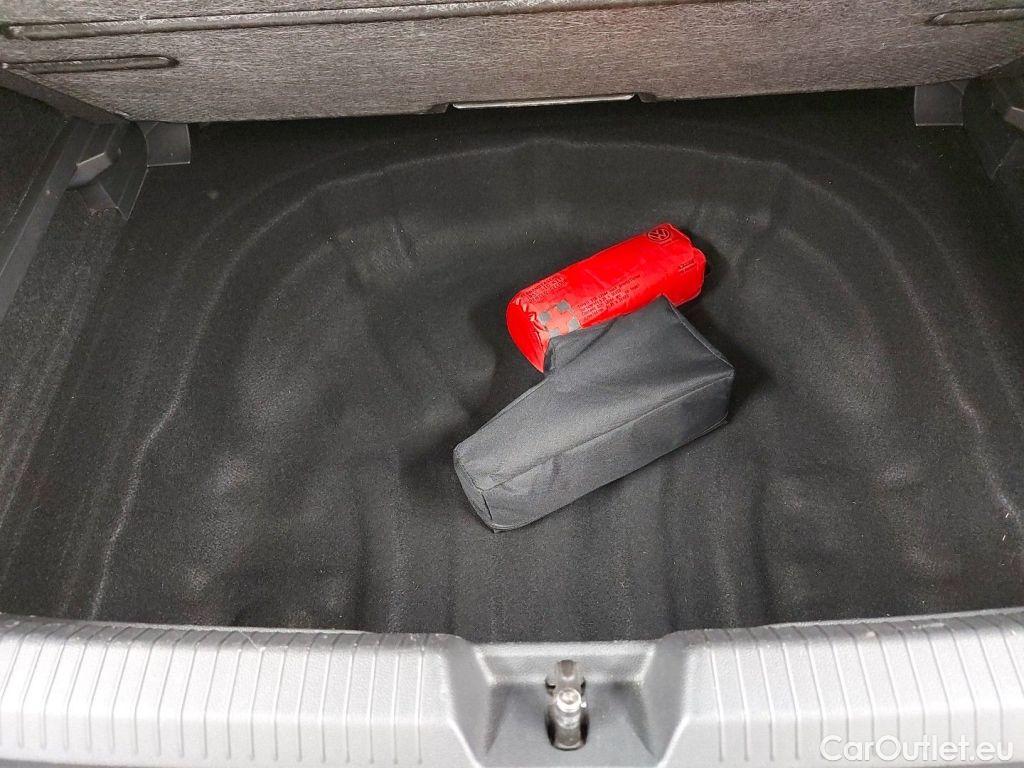 Volkswagen  Golf  Volkswagen VIII 2.0 TDI 85kW Life 5d #16