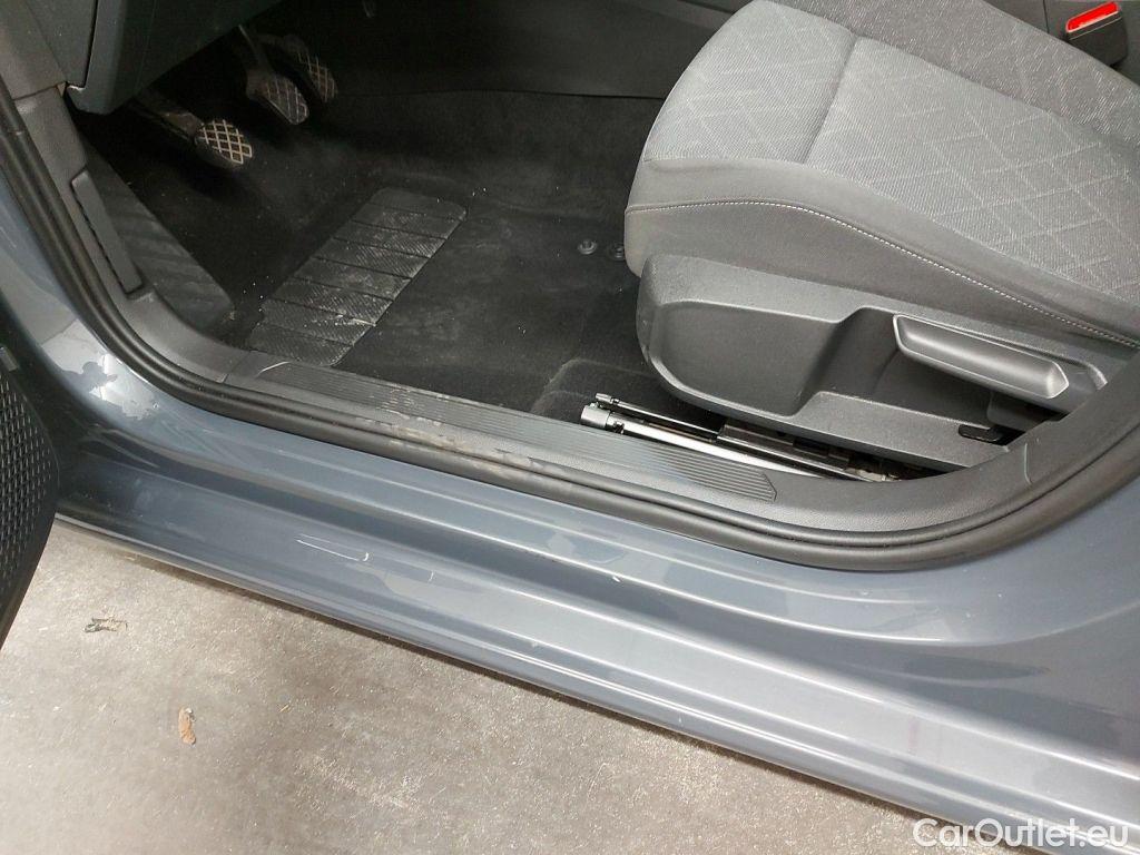 Volkswagen  Golf  Volkswagen VIII 2.0 TDI 85kW Life 5d #20