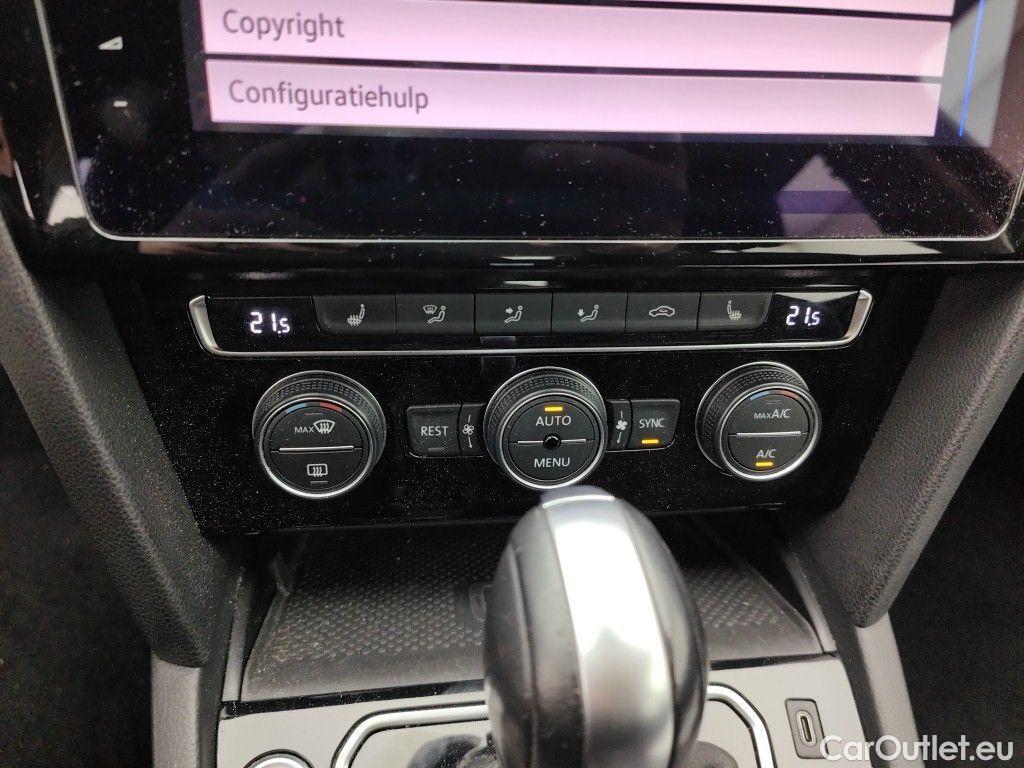 Volkswagen  Passat Volkswagen  Variant 1.5 TSI OPF DSG7 Elegance Business 5d #48