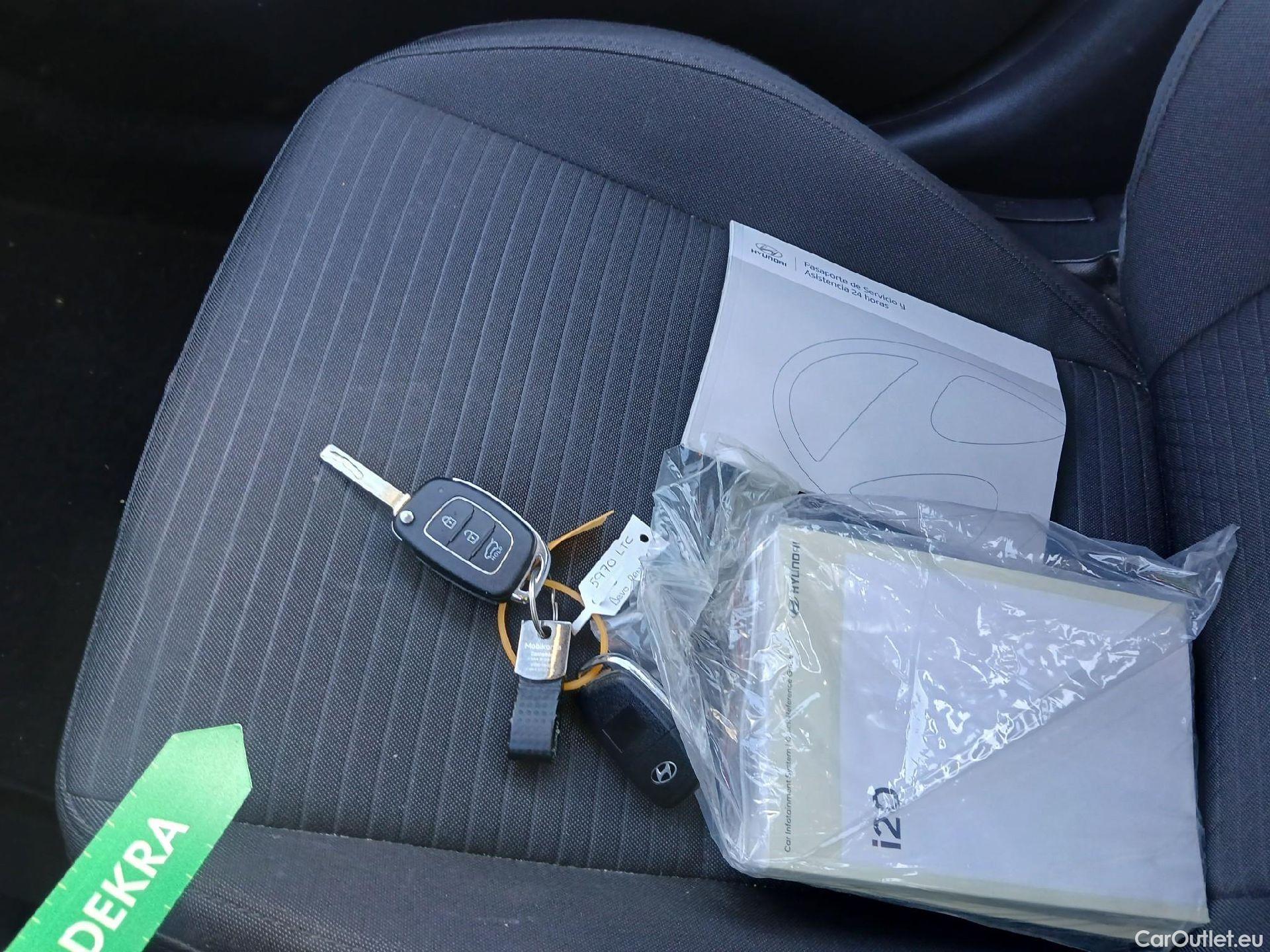  Hyundai  i20 HYUNDAI  / 2020 / 5P / berlina con portón 1.2 MPI Klass #1