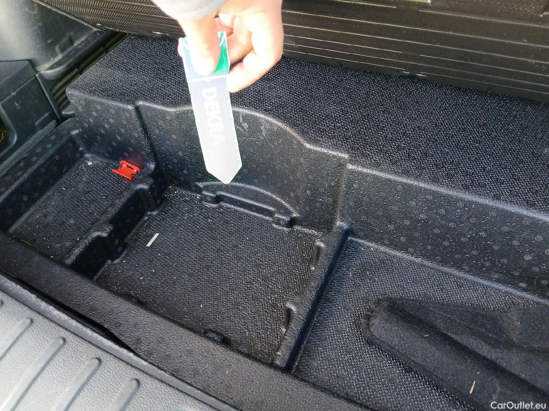  Hyundai  Tucson HYUNDAI  / 2018 / 5P / todoterreno 1.6 CRDI 85kW (116CV) 48V SLE 4X2(SP)(SL) #5