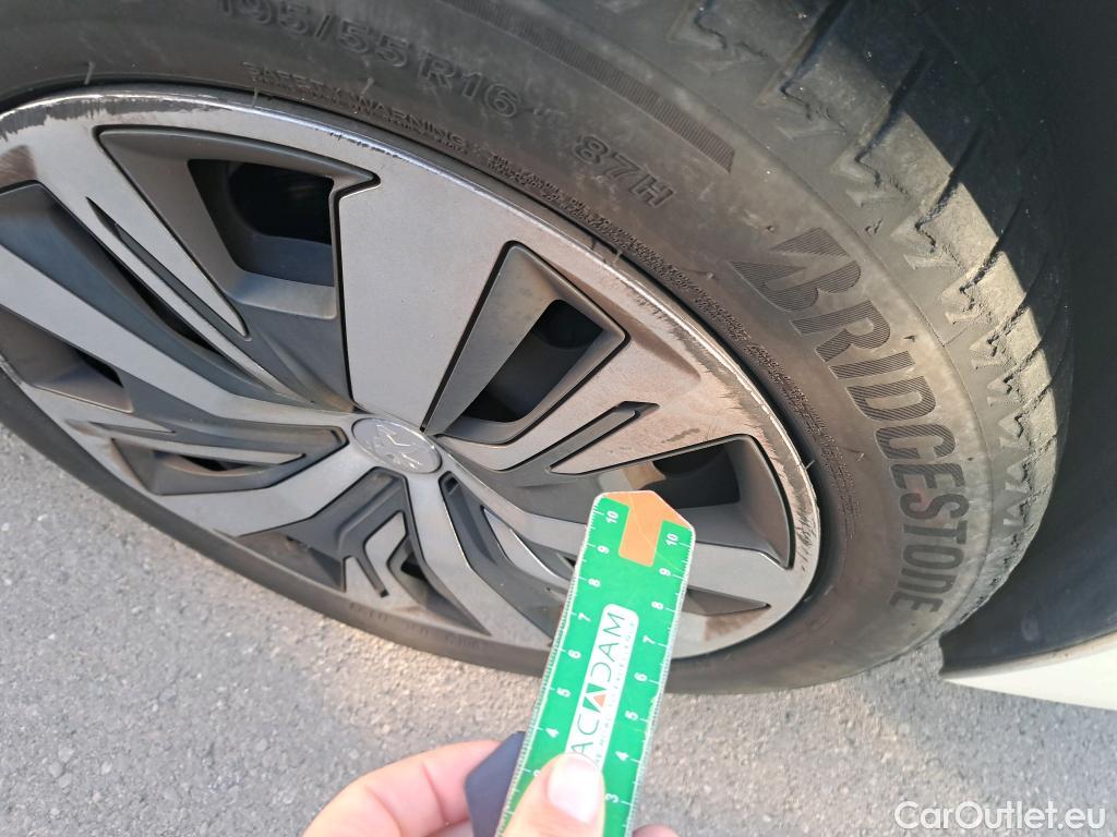  Peugeot  208 PEUGEOT  / 2019 / 5P / berlina con portón BlueHDi 73kW (100CV) Active #17