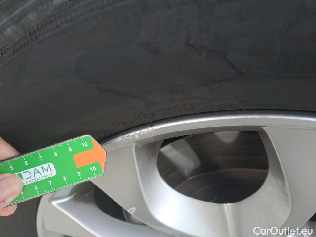  Hyundai  Santa Fe HYUNDAI  / 2018 / 5P / todoterreno 2.2 CRDi Klass 4x2 DK #24