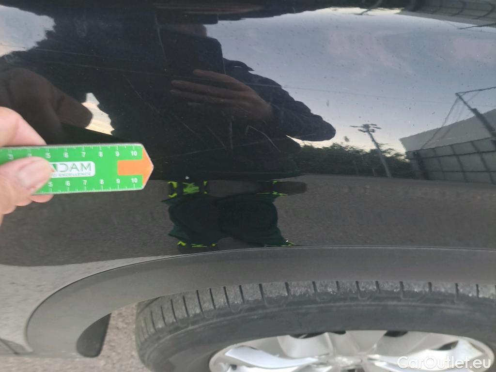  Hyundai  Santa Fe HYUNDAI  / 2018 / 5P / todoterreno 2.2 CRDi Klass 4x2 DK #52