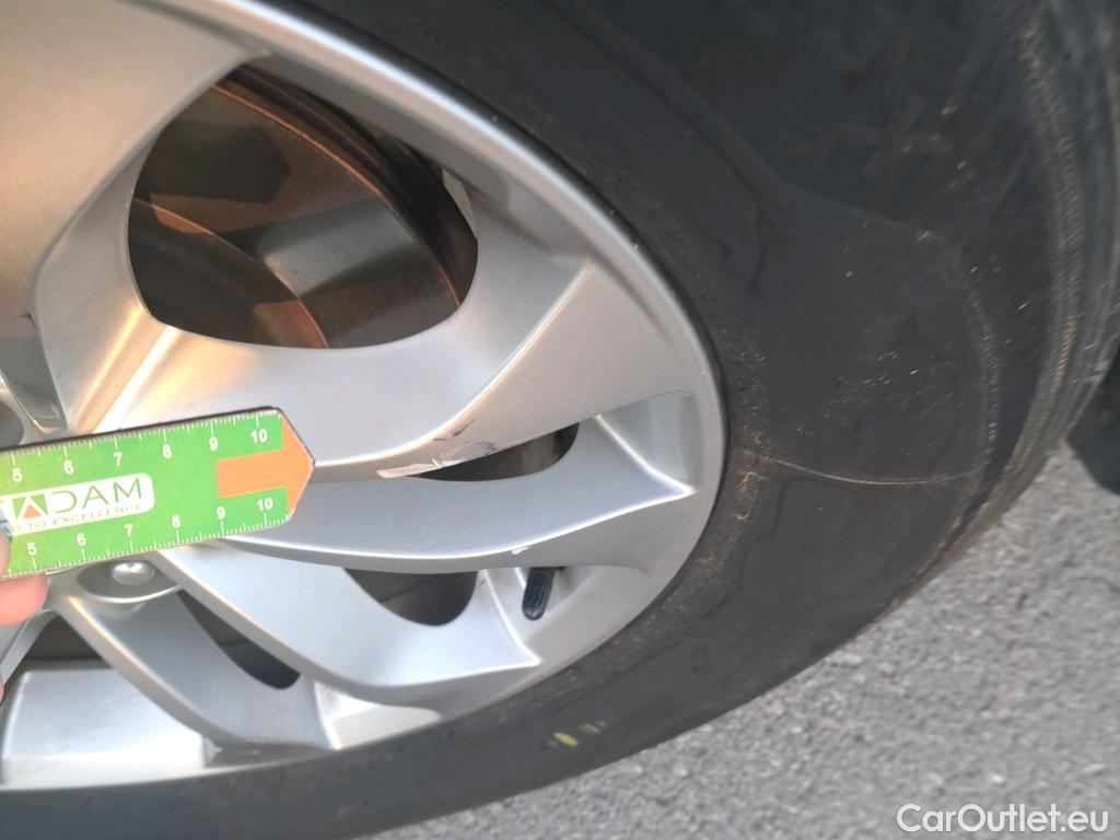  Hyundai  Santa Fe HYUNDAI  / 2018 / 5P / todoterreno 2.2 CRDi Klass 4x2 DK #22