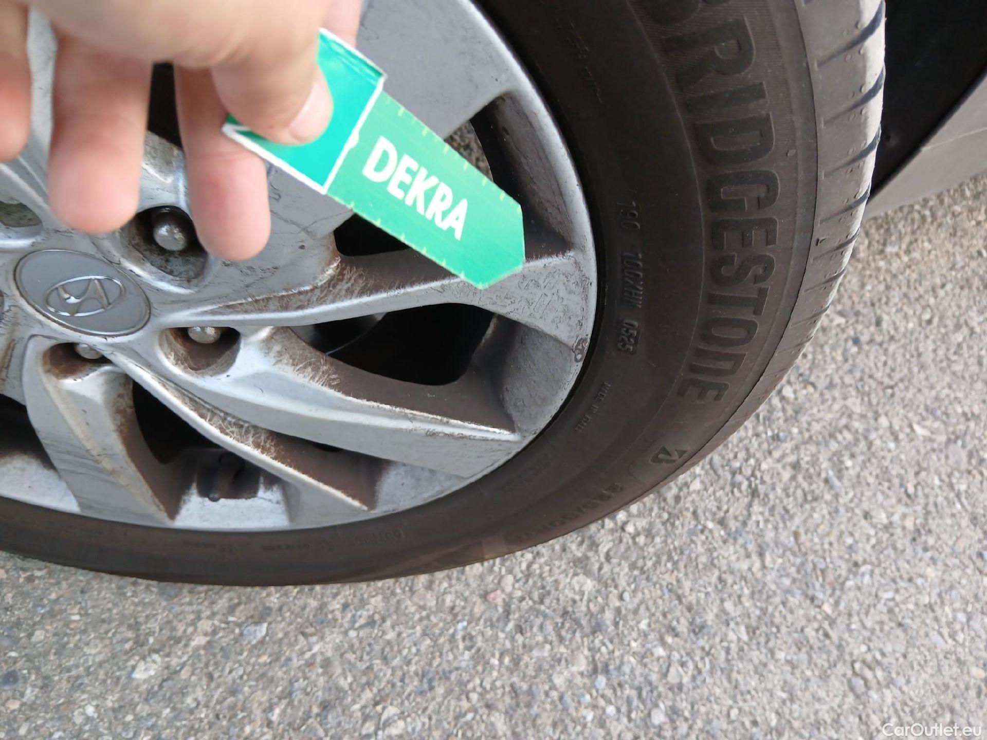  Hyundai  Tucson HYUNDAI  / 2018 / 5P / todoterreno 1.6 CRDI 85kW (116CV) 48V SLE 4X2(SP)(SL) #16