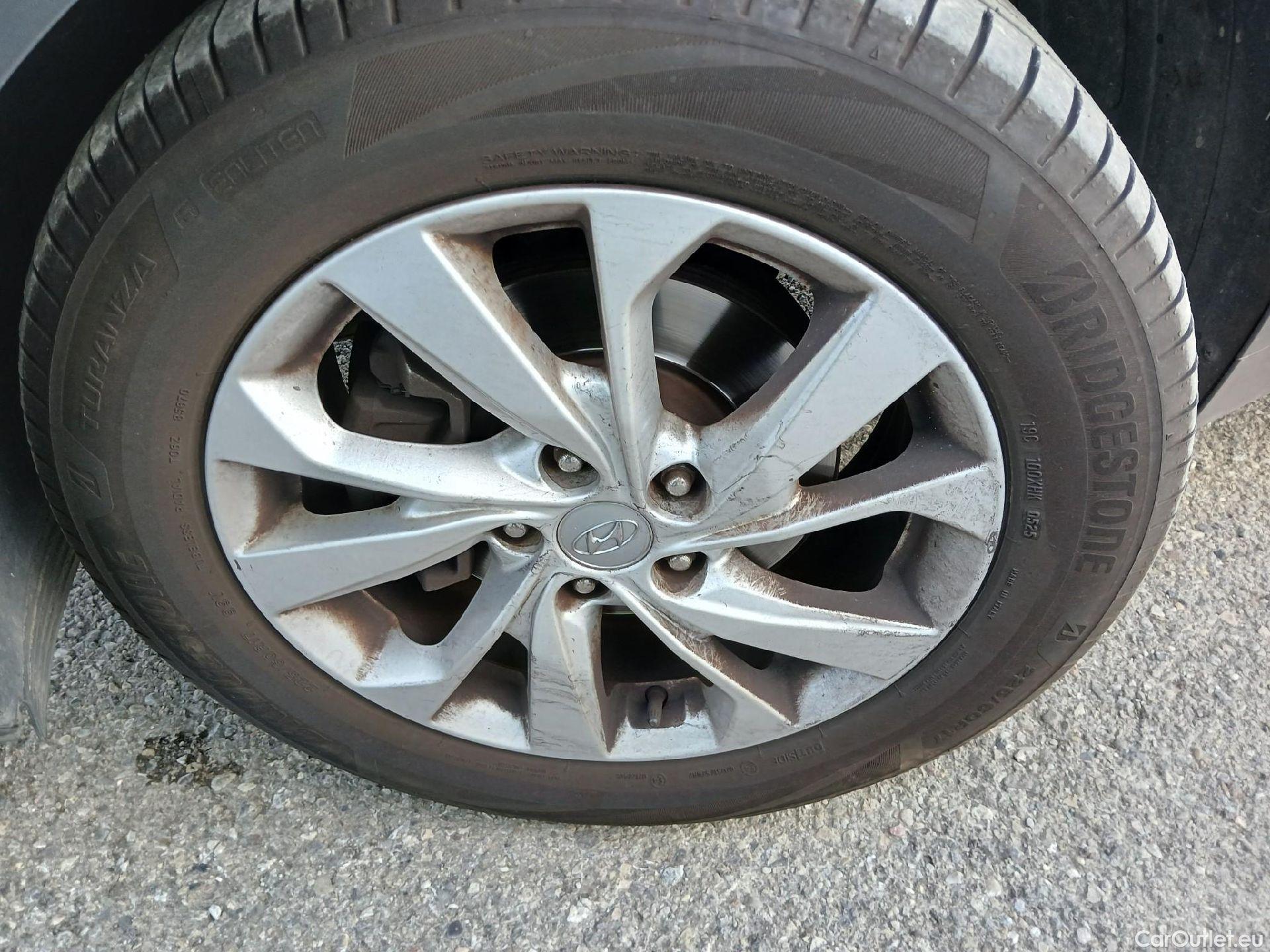  Hyundai  Tucson HYUNDAI  / 2018 / 5P / todoterreno 1.6 CRDI 85kW (116CV) 48V SLE 4X2(SP)(SL) #15