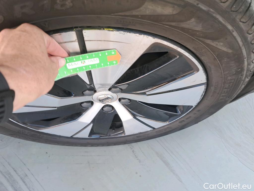  Volvo  XC 40 VOLVO XC40 / 2017 / 5P / todoterreno 1.5 T3 Momentum Pro #4