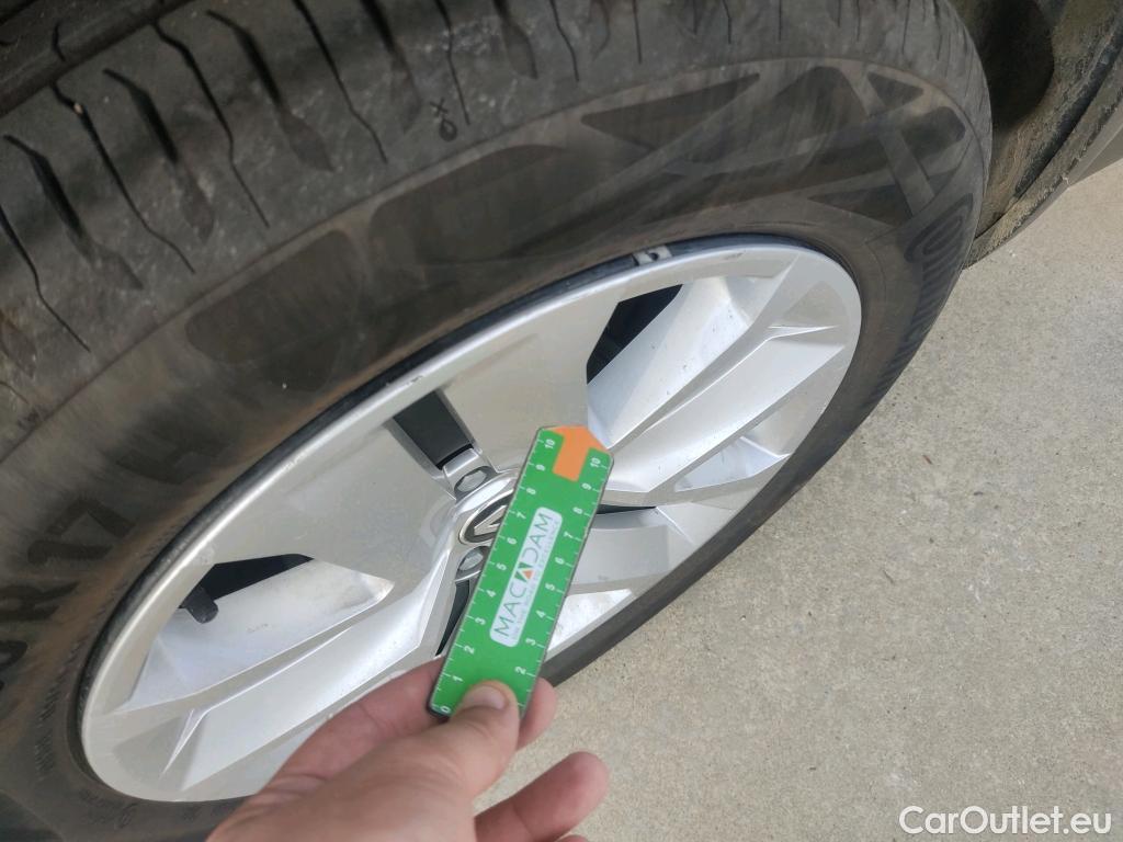  Renault  Captur RENAULT  / 2019 / 5P / todoterreno Intens TCe 90 (AC) #8