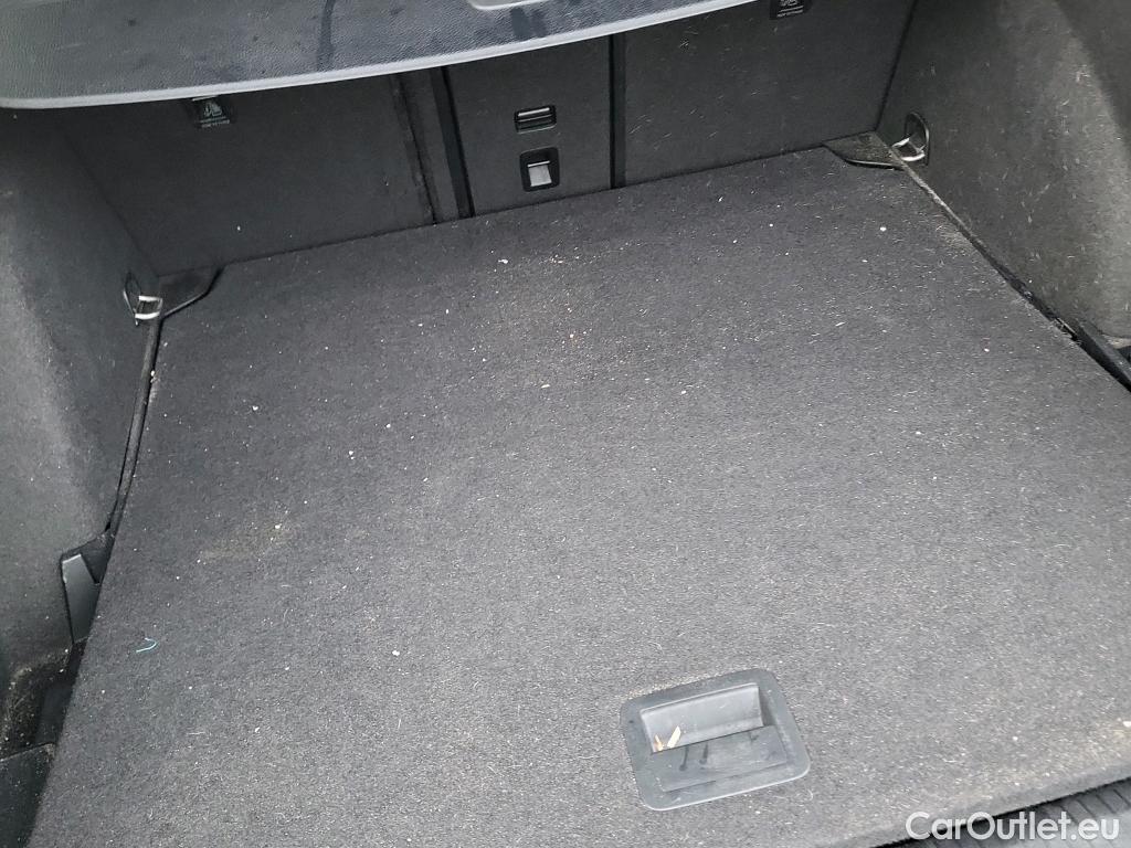 Volkswagen  Golf  VOLKSWAGEN / 2020 / 5P / familiar Life 2.0 TDI 85kW (115CV) Variant #13