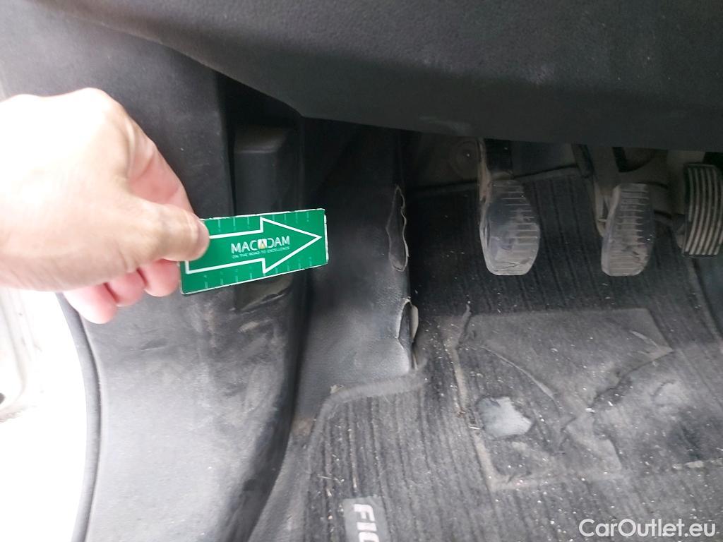 Fiat  Fiorino FIAT  / 2016 / 3P / furgón derivado de turismo Cargo Base 1.4 Natural Power 51kW (70CV) #17