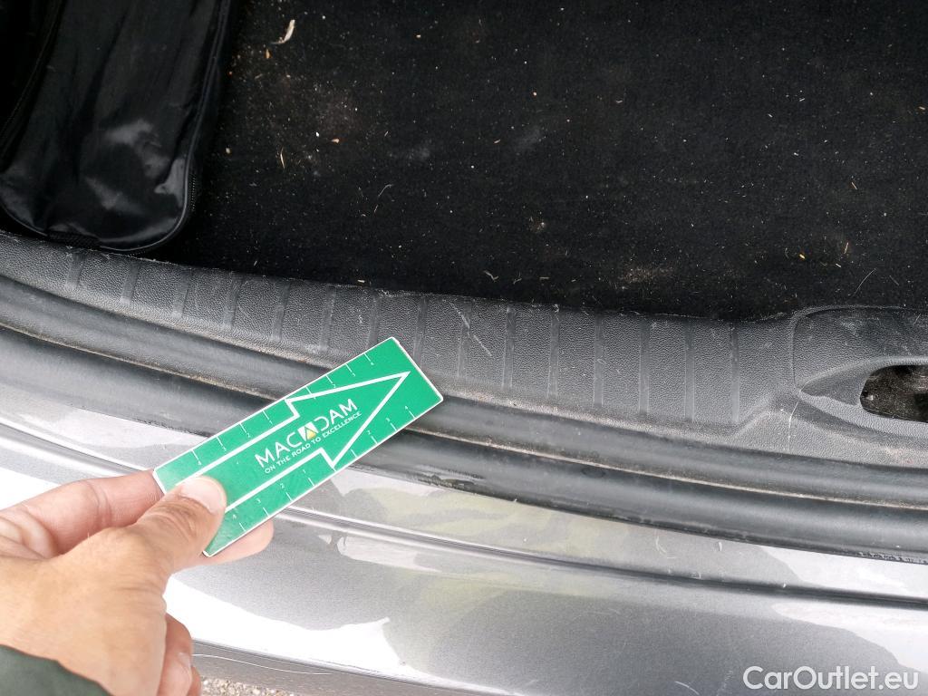  Peugeot  208 PEUGEOT  / 2015 / 5P / berlina con portón 5P Signature 1.2L PureTech 81KW (110CV) (AC) #26