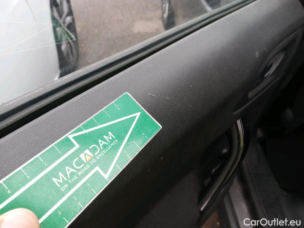  Peugeot  208 PEUGEOT  / 2015 / 5P / berlina con portón 5P Signature 1.2L PureTech 81KW (110CV) (AC) #21