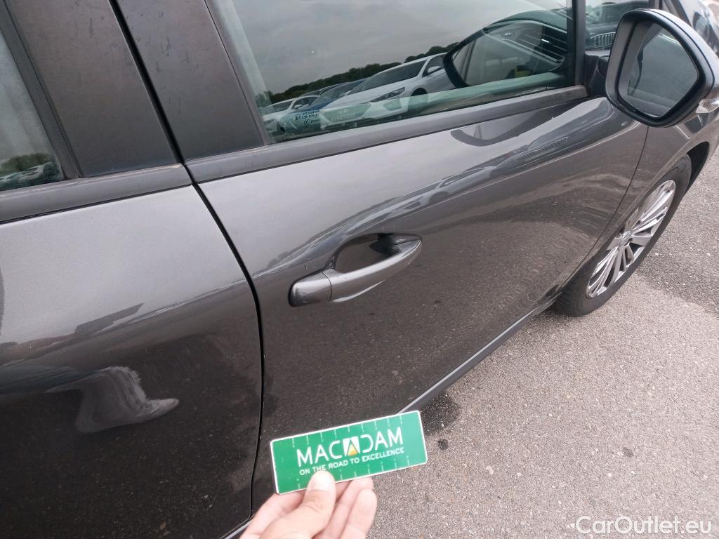  Peugeot  208 PEUGEOT  / 2015 / 5P / berlina con portón 5P Signature 1.2L PureTech 81KW (110CV) (AC) #14