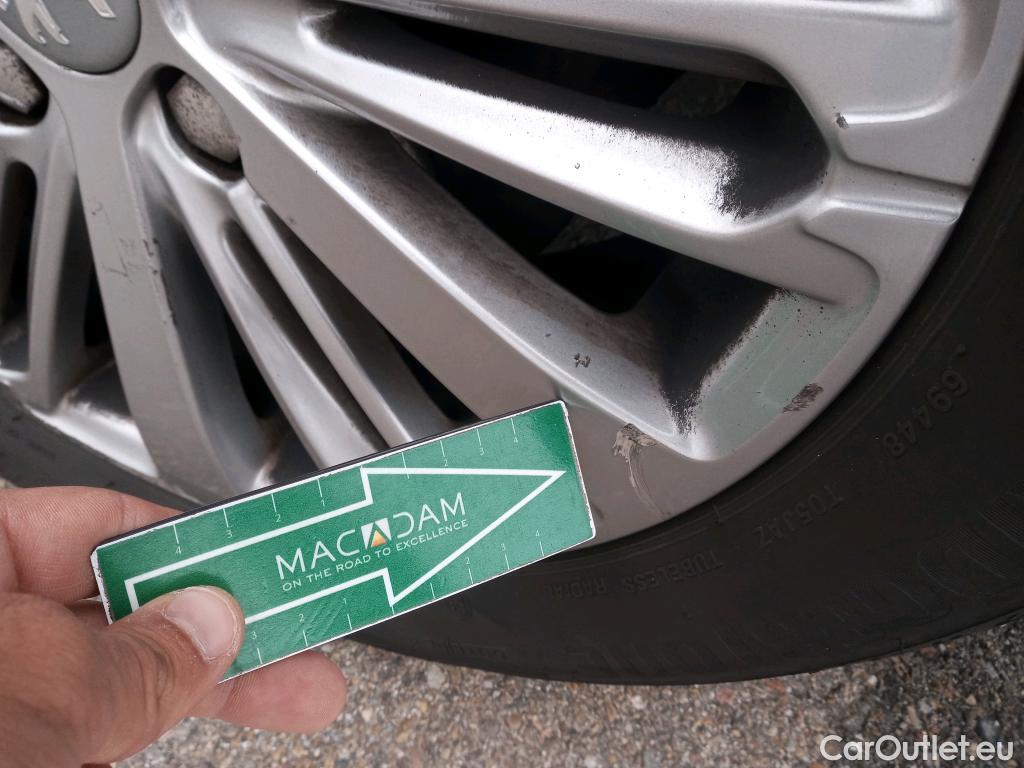  Peugeot  208 PEUGEOT  / 2015 / 5P / berlina con portón 5P Signature 1.2L PureTech 81KW (110CV) (AC) #9