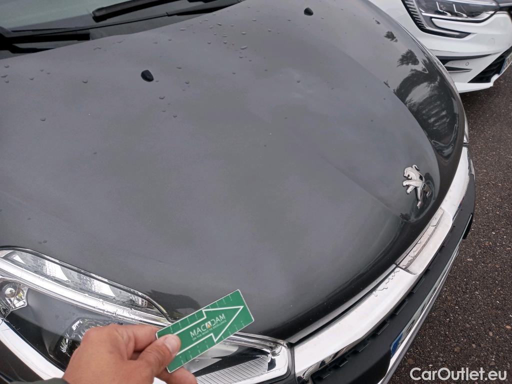  Peugeot  208 PEUGEOT  / 2015 / 5P / berlina con portón 5P Signature 1.2L PureTech 81KW (110CV) (AC) #4