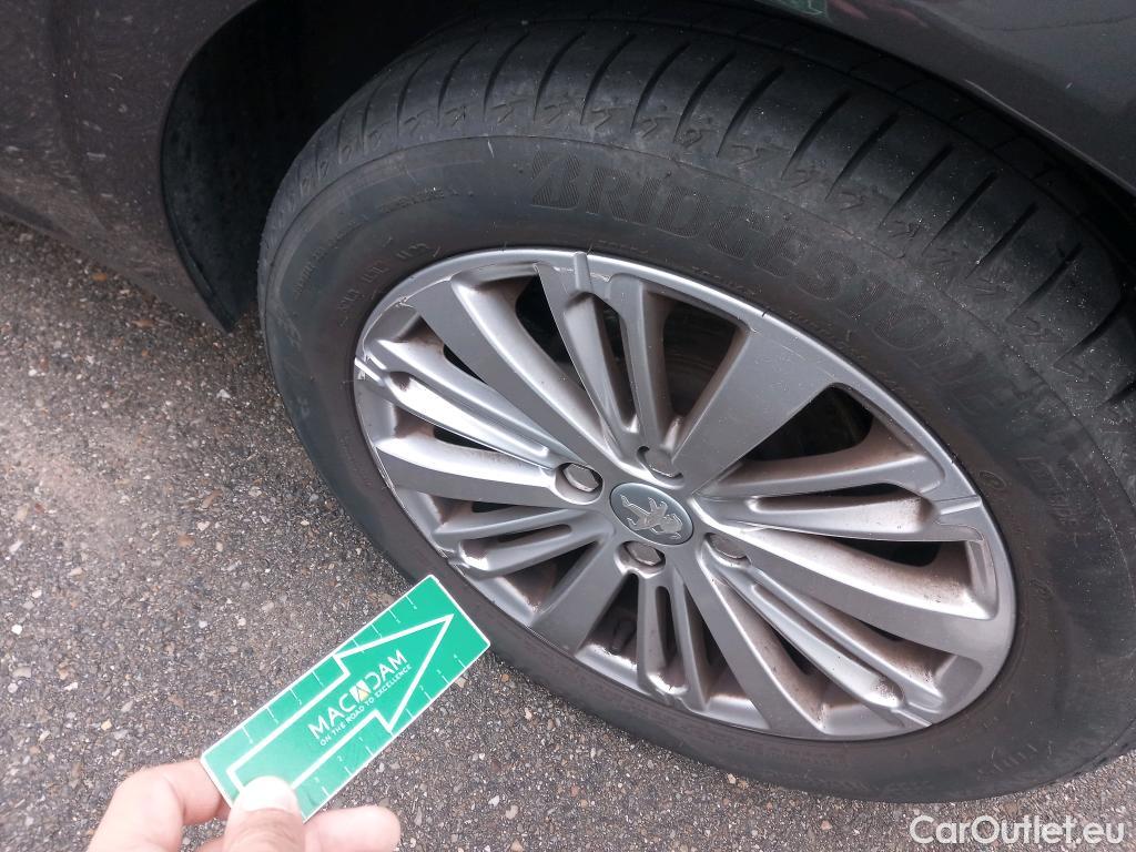  Peugeot  208 PEUGEOT  / 2015 / 5P / berlina con portón 5P Signature 1.2L PureTech 81KW (110CV) (AC) #12