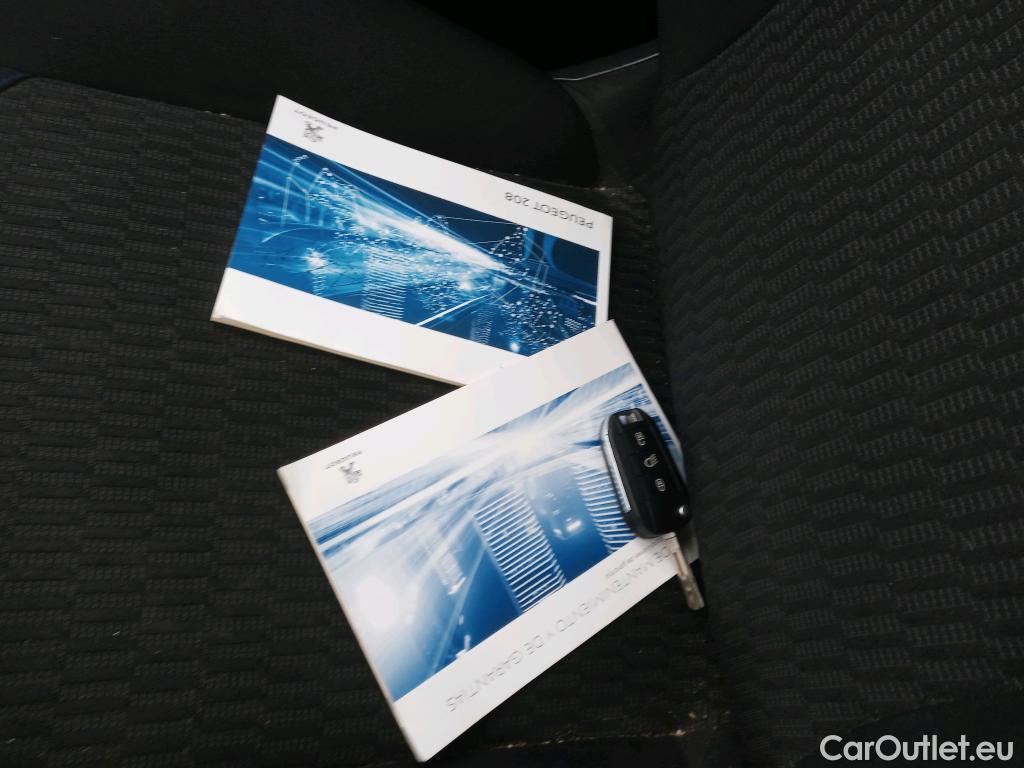  Peugeot  208 PEUGEOT  / 2015 / 5P / berlina con portón 5P Signature 1.2L PureTech 81KW (110CV) (AC) #1