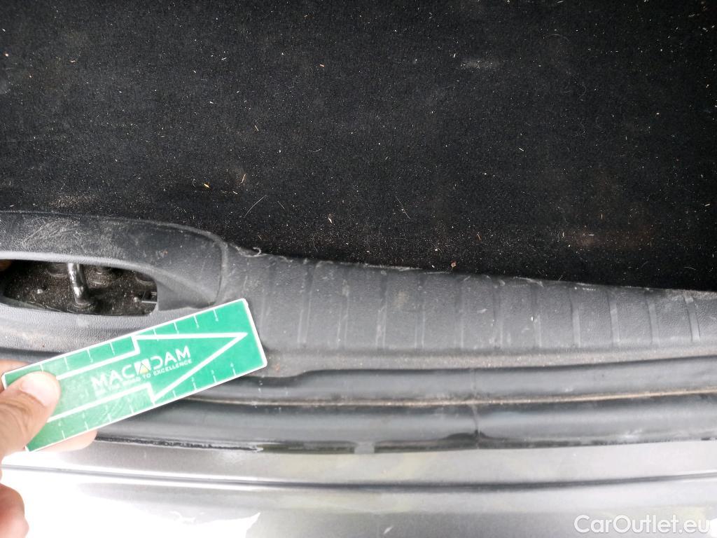  Peugeot  208 PEUGEOT  / 2015 / 5P / berlina con portón 5P Signature 1.2L PureTech 81KW (110CV) (AC) #25