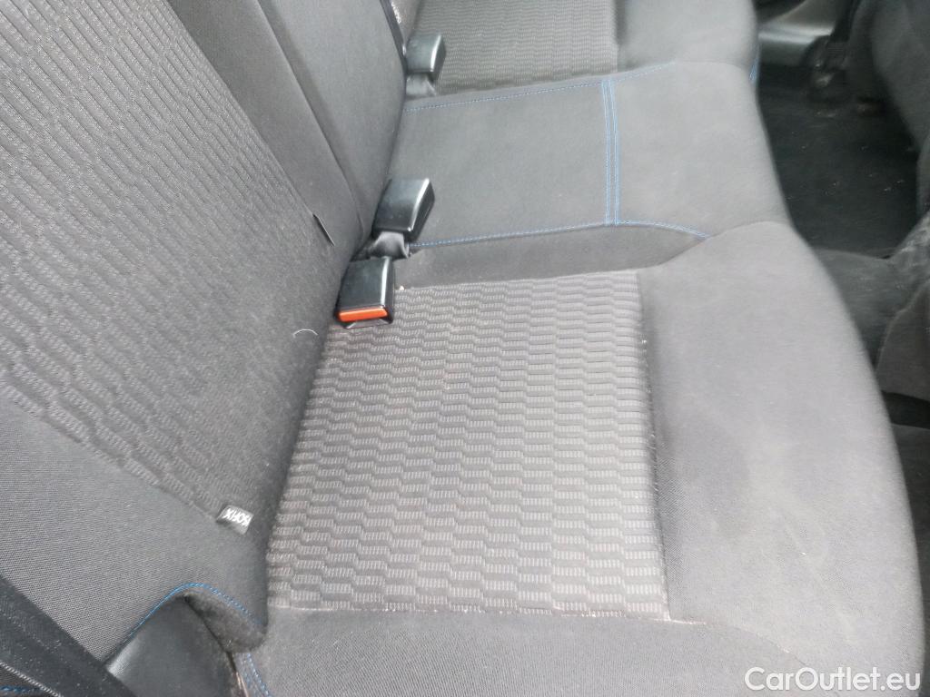  Peugeot  208 PEUGEOT  / 2015 / 5P / berlina con portón 5P Signature 1.2L PureTech 81KW (110CV) (AC) #5