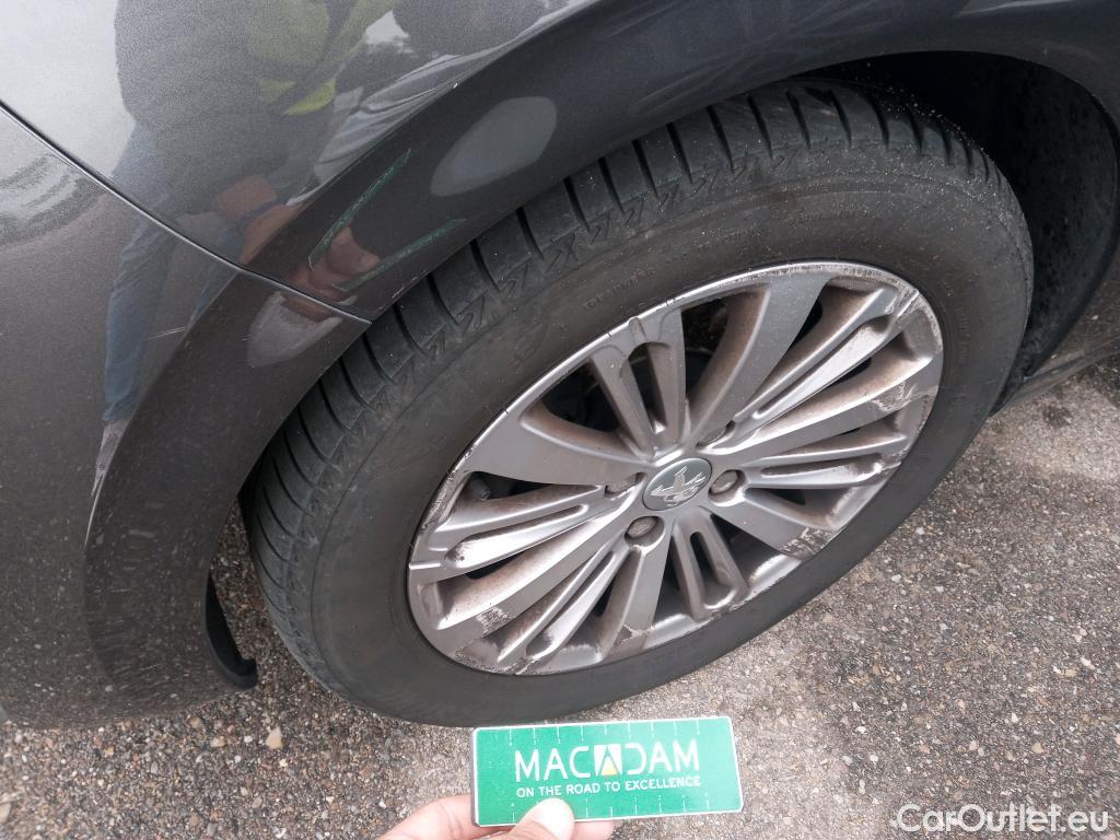  Peugeot  208 PEUGEOT  / 2015 / 5P / berlina con portón 5P Signature 1.2L PureTech 81KW (110CV) (AC) #8