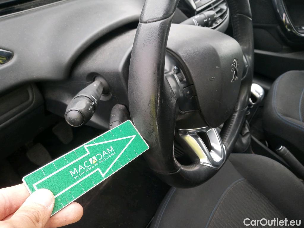  Peugeot  208 PEUGEOT  / 2015 / 5P / berlina con portón 5P Signature 1.2L PureTech 81KW (110CV) (AC) #30