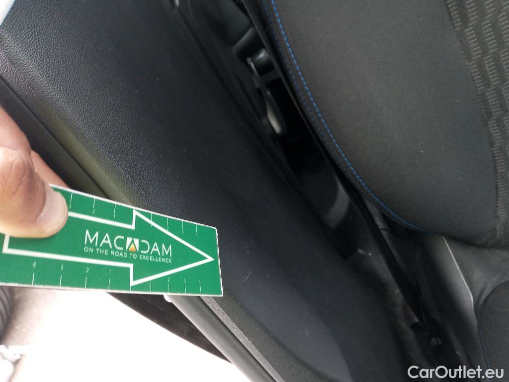  Peugeot  208 PEUGEOT  / 2015 / 5P / berlina con portón 5P Signature 1.2L PureTech 81KW (110CV) (AC) #20