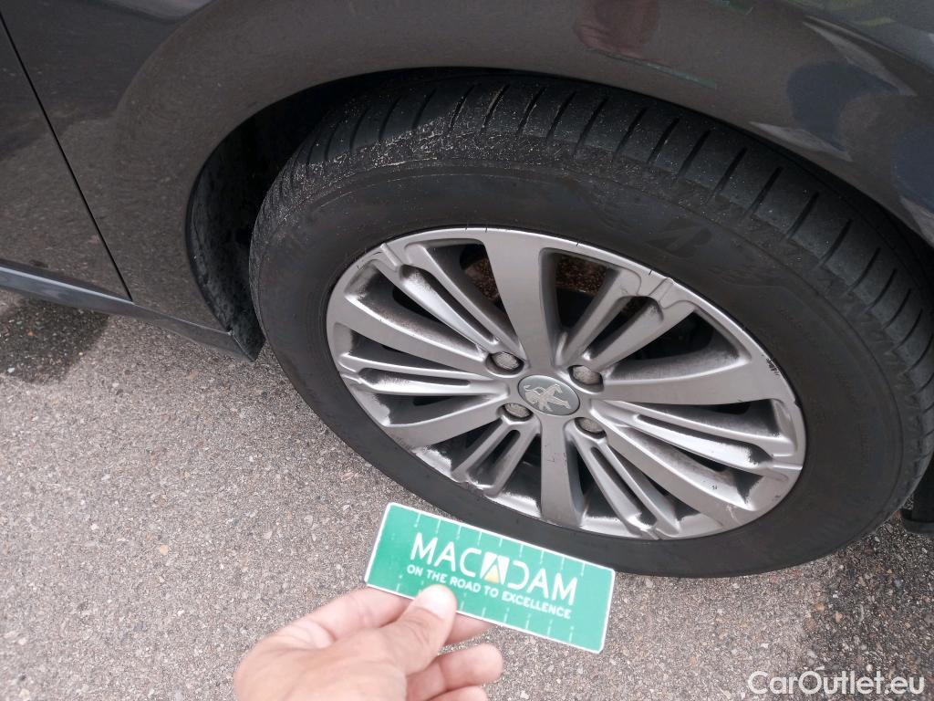  Peugeot  208 PEUGEOT  / 2015 / 5P / berlina con portón 5P Signature 1.2L PureTech 81KW (110CV) (AC) #10