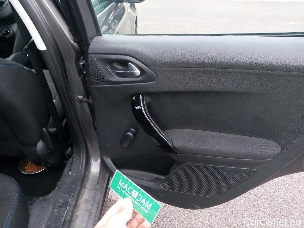  Peugeot  208 PEUGEOT  / 2015 / 5P / berlina con portón 5P Signature 1.2L PureTech 81KW (110CV) (AC) #18