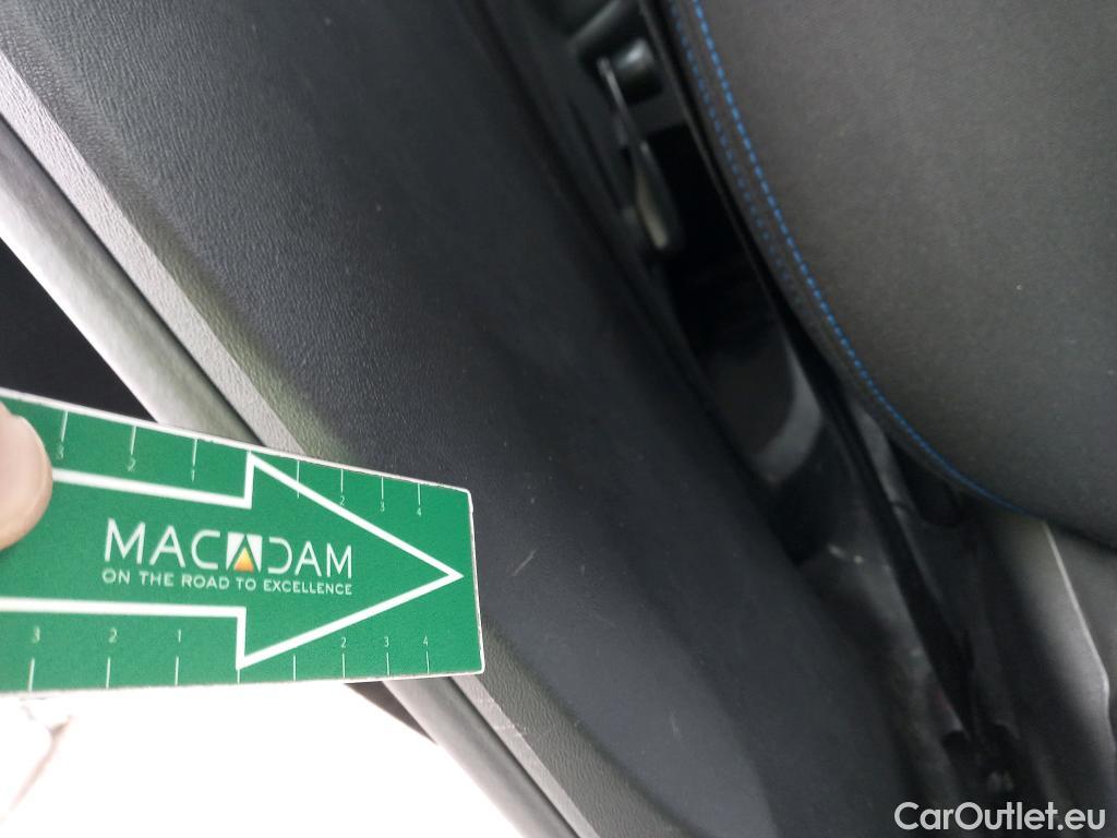  Peugeot  208 PEUGEOT  / 2015 / 5P / berlina con portón 5P Signature 1.2L PureTech 81KW (110CV) (AC) #19