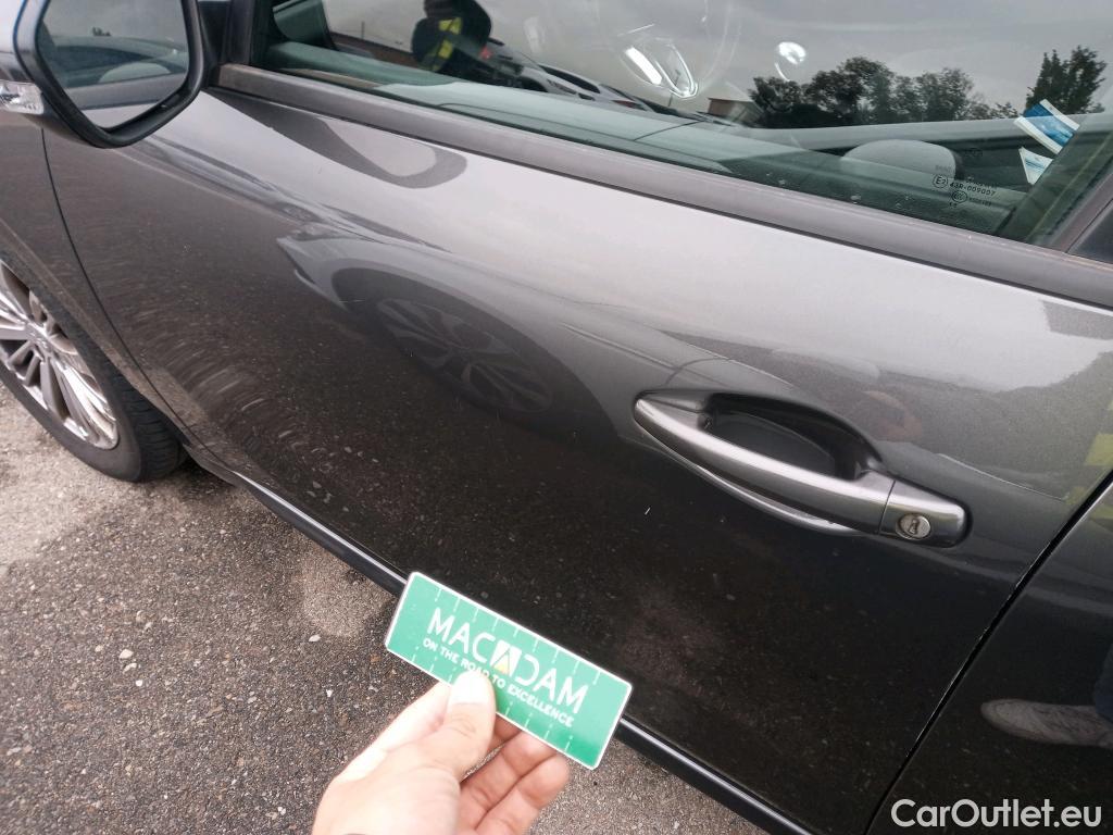  Peugeot  208 PEUGEOT  / 2015 / 5P / berlina con portón 5P Signature 1.2L PureTech 81KW (110CV) (AC) #16