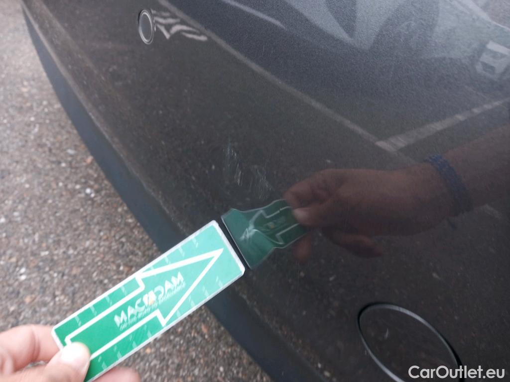  Peugeot  208 PEUGEOT  / 2015 / 5P / berlina con portón 5P Signature 1.2L PureTech 81KW (110CV) (AC) #31