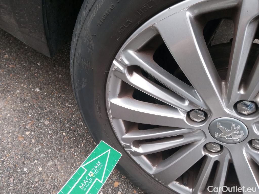  Peugeot  208 PEUGEOT  / 2015 / 5P / berlina con portón 5P Signature 1.2L PureTech 81KW (110CV) (AC) #11