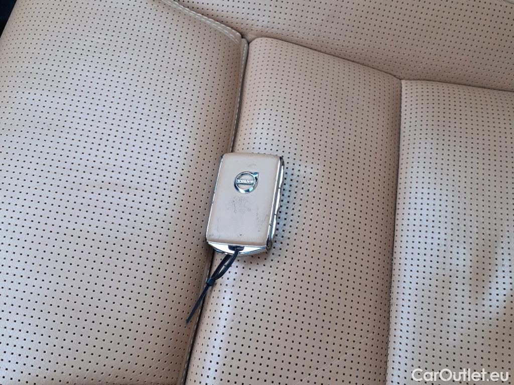  Volvo  XC60 VOLVO  / 2017 / 5P / todoterreno 2.0 T8 AWD Inscription Auto #24