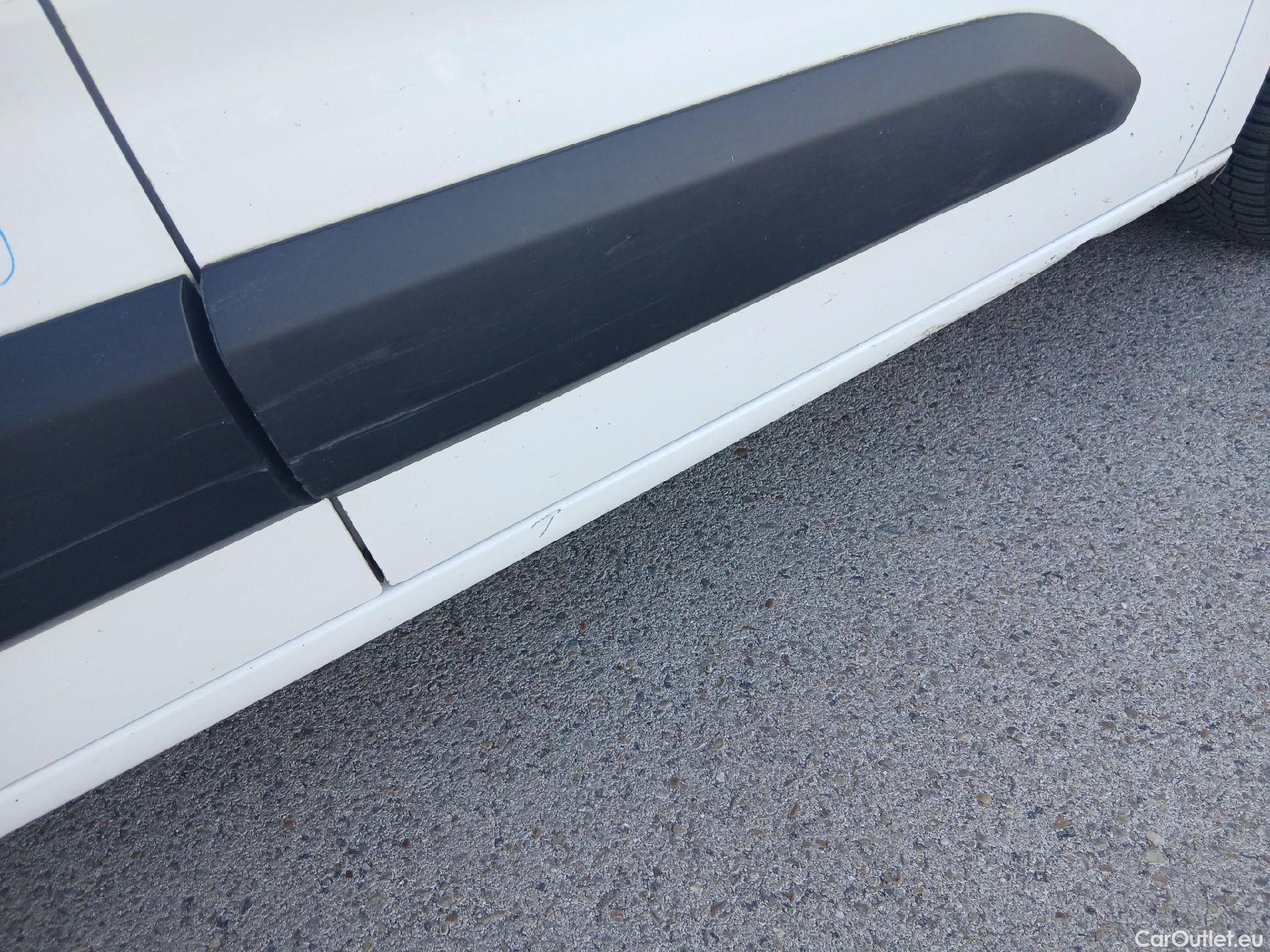  Citroen  Berlingo CITROEN  / 2018 / 4P / combi Talla M BlueHDi 100 S&S LIVE (AC) #37