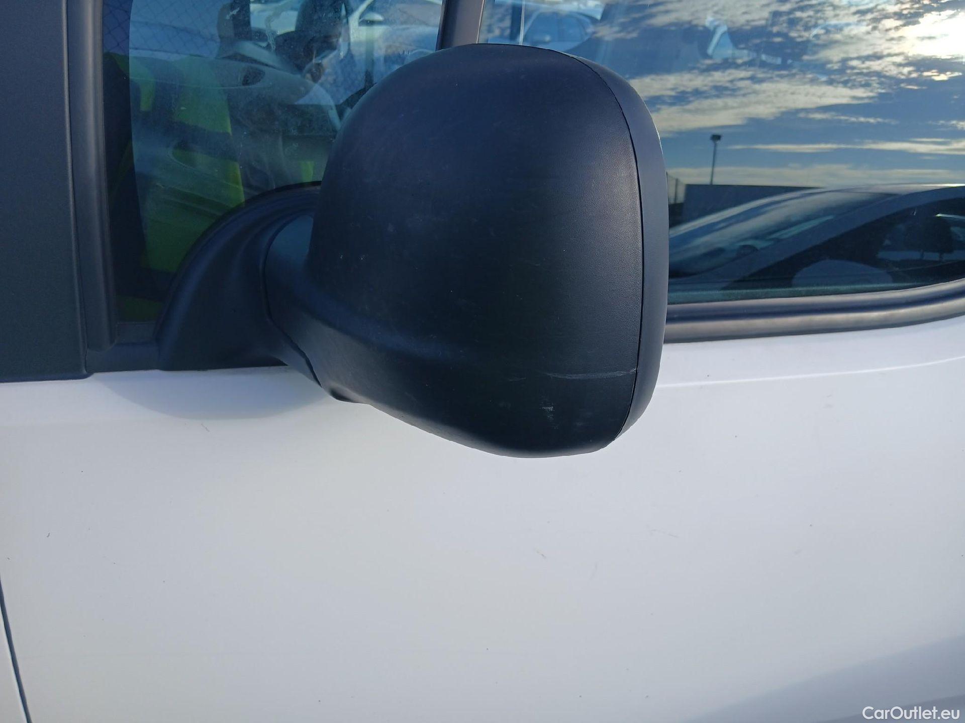  Citroen  Berlingo CITROEN  / 2018 / 4P / combi Talla M BlueHDi 100 S&S LIVE (AC) #25