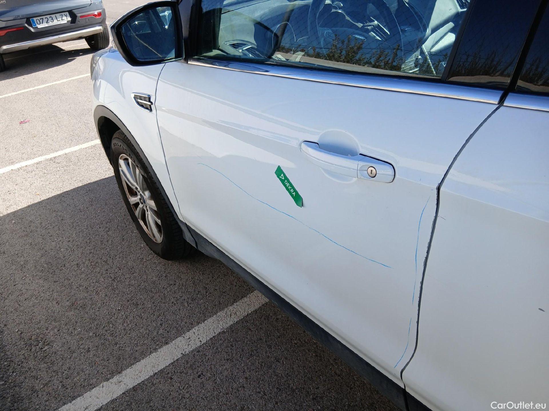  Ford  Kuga FORD  / 2016 / 5P / todoterreno 1.5 EcoBoost 88kW 4x2 Trend+ (CX) #19