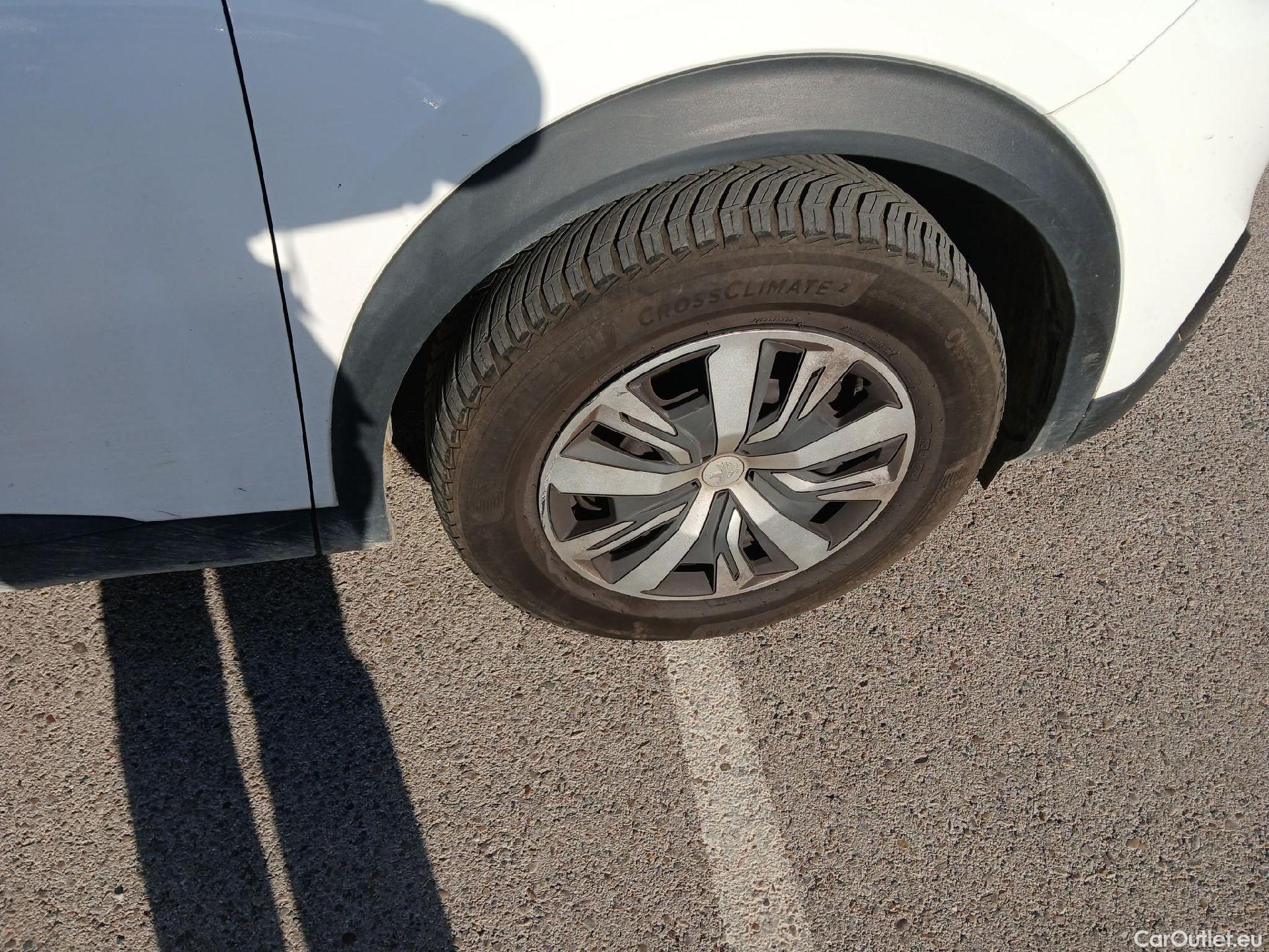  Peugeot  2008 PEUGEOT  / 2019 / 5P / todoterreno Active BlueHDI 81kW (110CV) #3