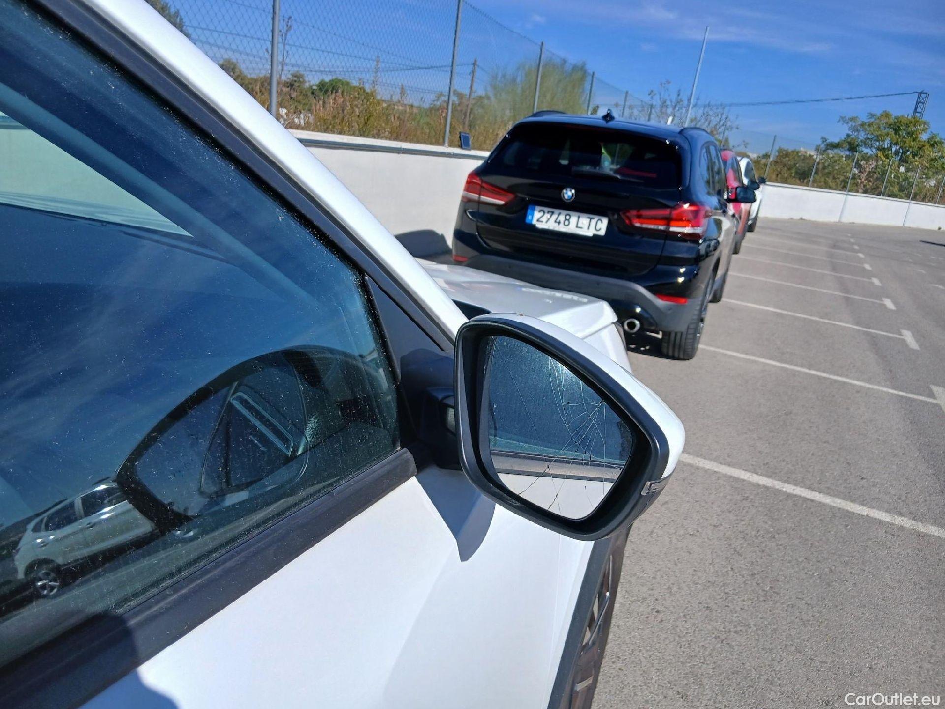  Peugeot  2008 PEUGEOT  / 2019 / 5P / todoterreno Allure Pack BlueHDI 81kW (110CV) (AC) #5