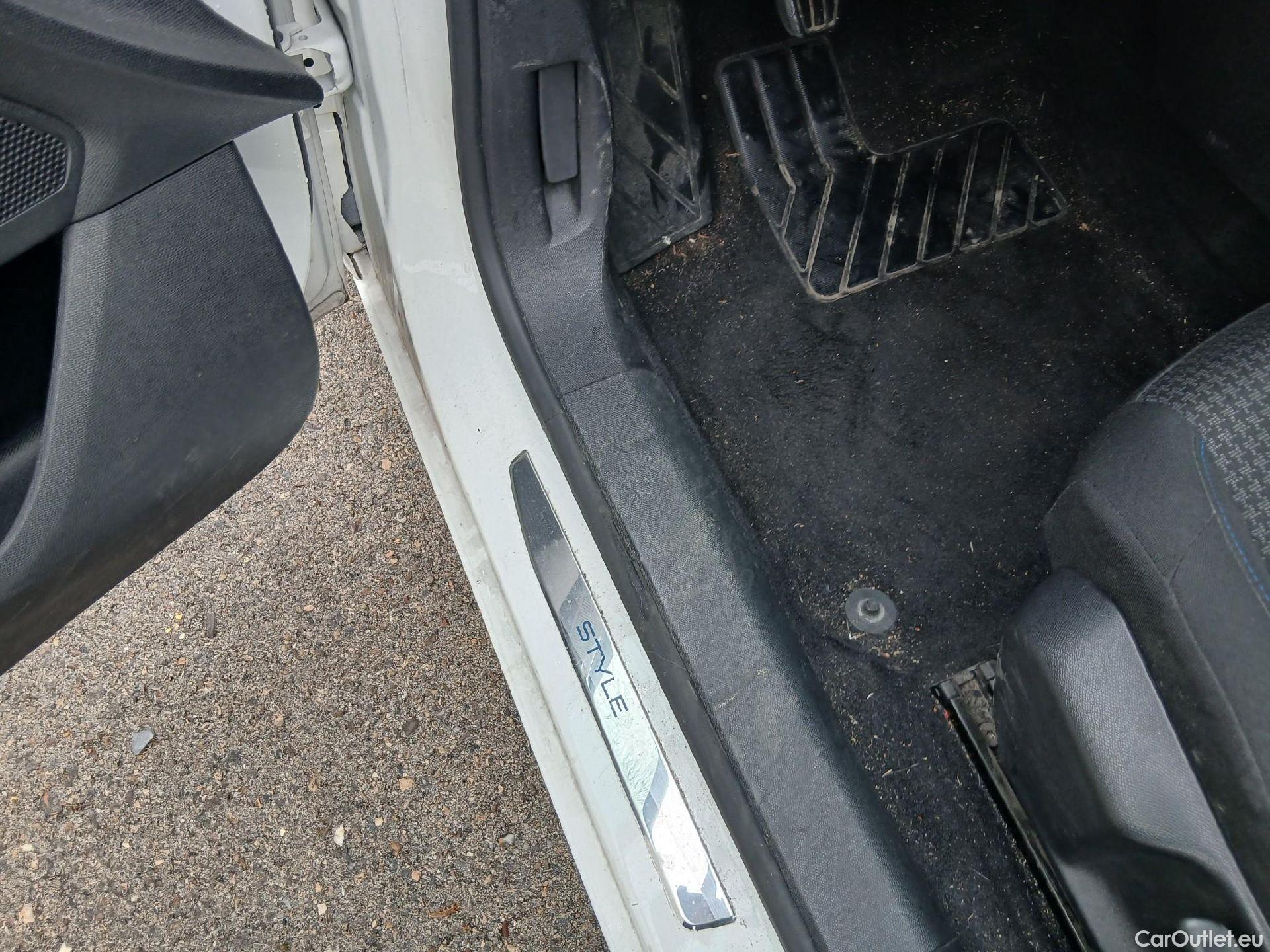  Peugeot  308 PEUGEOT  / 2017 / 5P / familiar SW Style BlueHDi 130 S&S #2