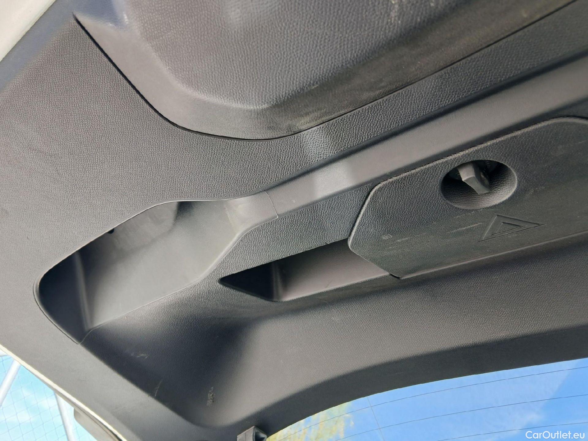  Peugeot  2008 PEUGEOT  / 2019 / 5P / todoterreno Allure Pack BlueHDI 81kW (110CV) (AC) #3