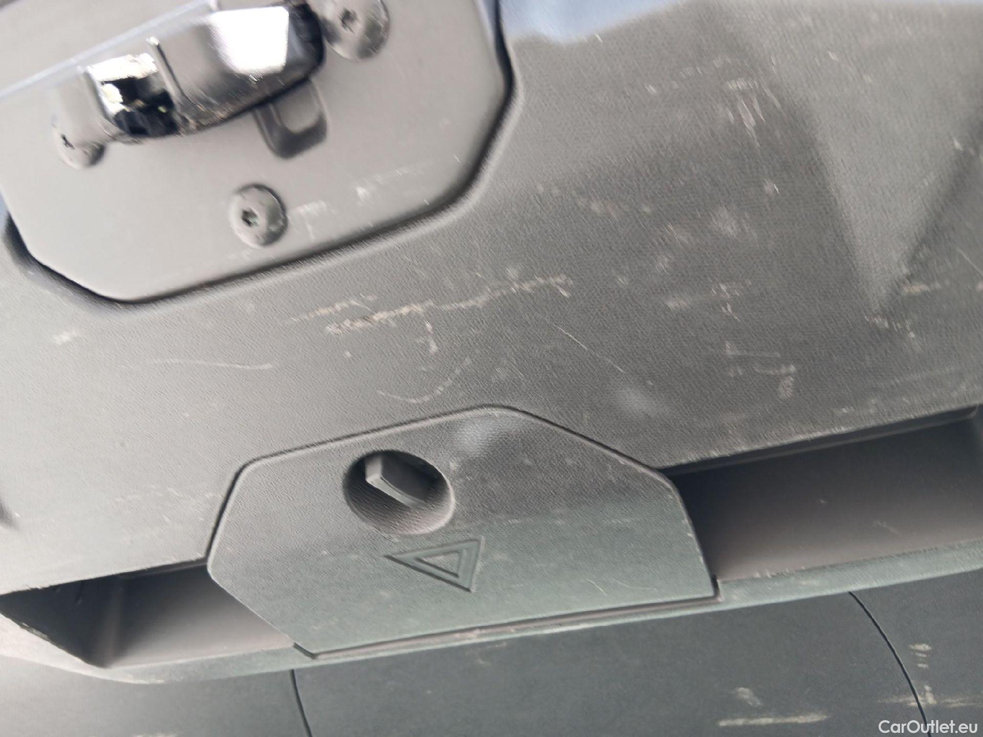  Peugeot  3008 PEUGEOT  / 2016 / 5P / todoterreno 1.5L BlueHDi 96kW (130CV) S&S Active (AC2) #6