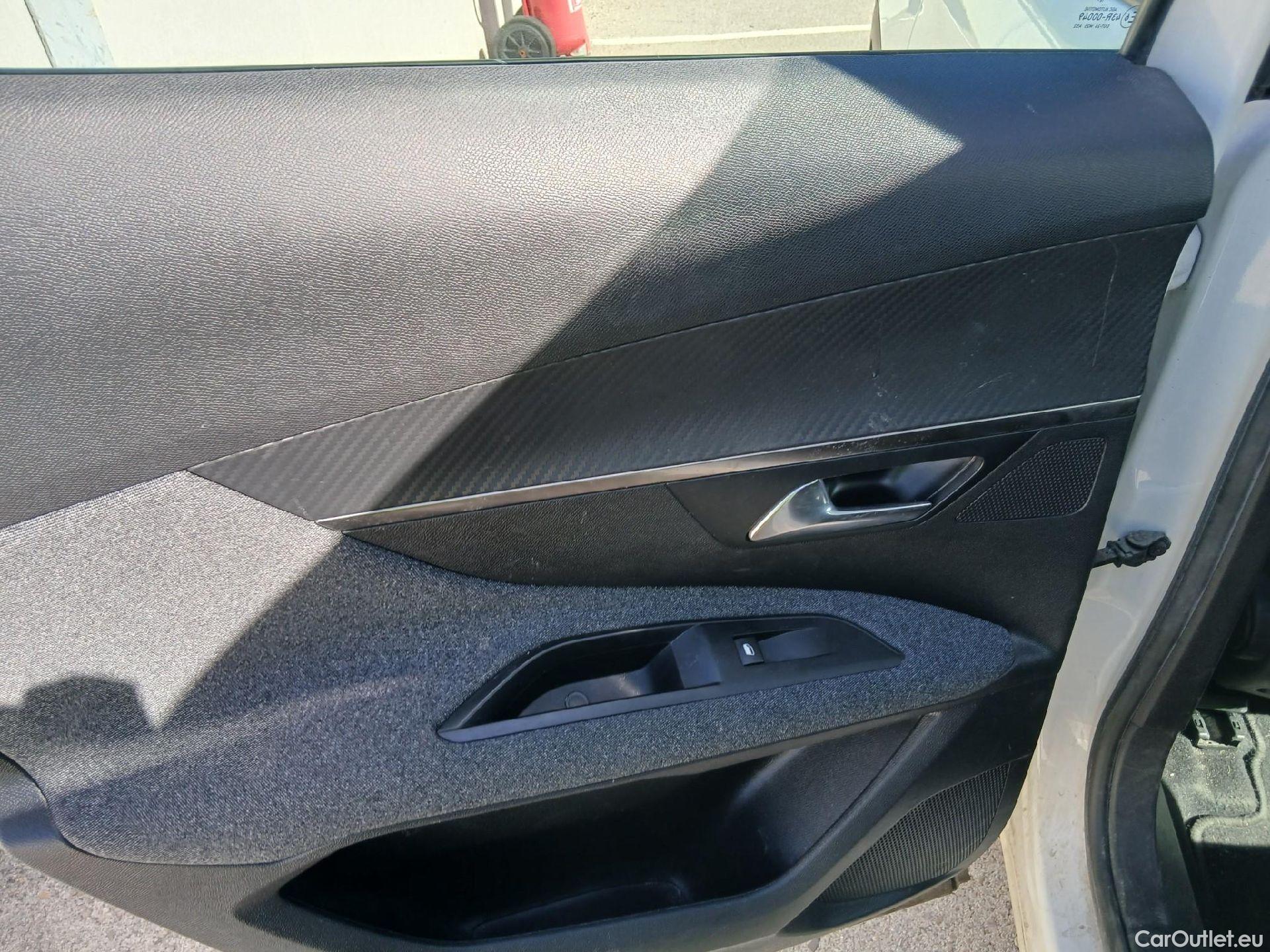  Peugeot  3008 PEUGEOT  / 2016 / 5P / todoterreno 1.5L BlueHDi 96kW (130CV) S&S Active (AC2) #3