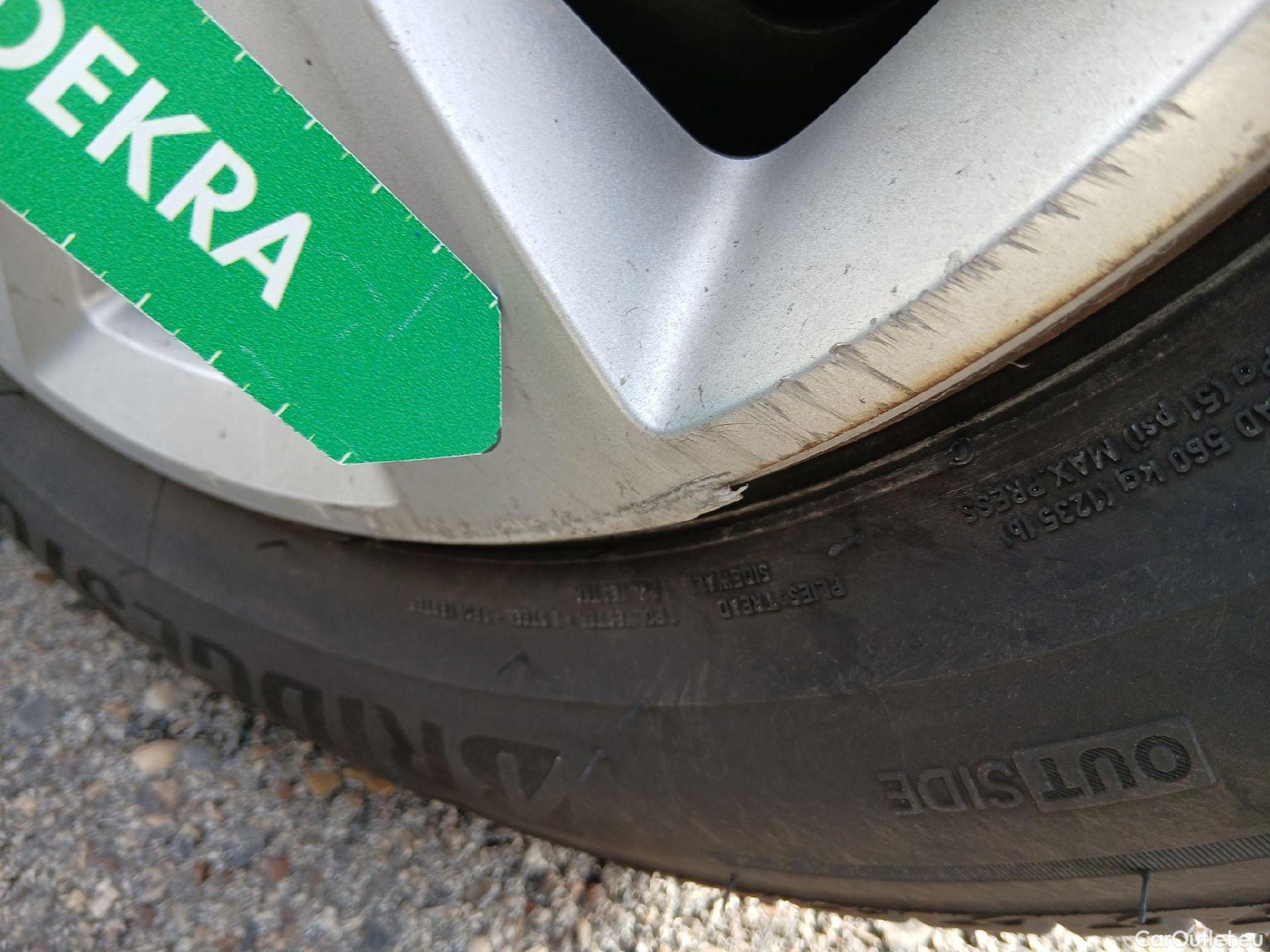  Renault  Clio RENAULT  / 2019 / 5P / berlina con portón Business TCe 74 kW (100CV) GLP #25