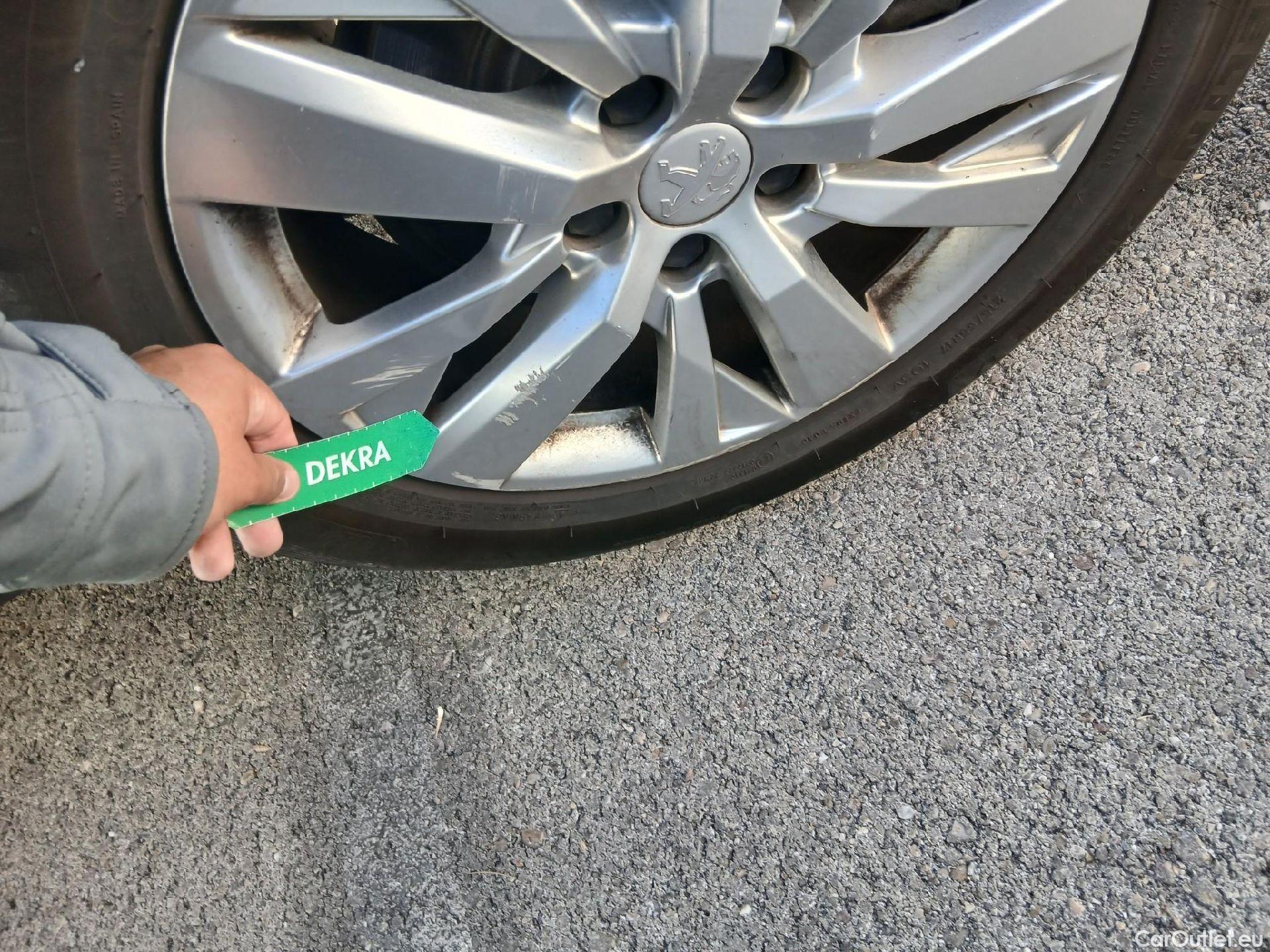  Peugeot  3008 PEUGEOT  / 2020 / 5P / todoterreno 1.5 BlueHDi 96kW (130CV) S&S Active Pack (CM) #29