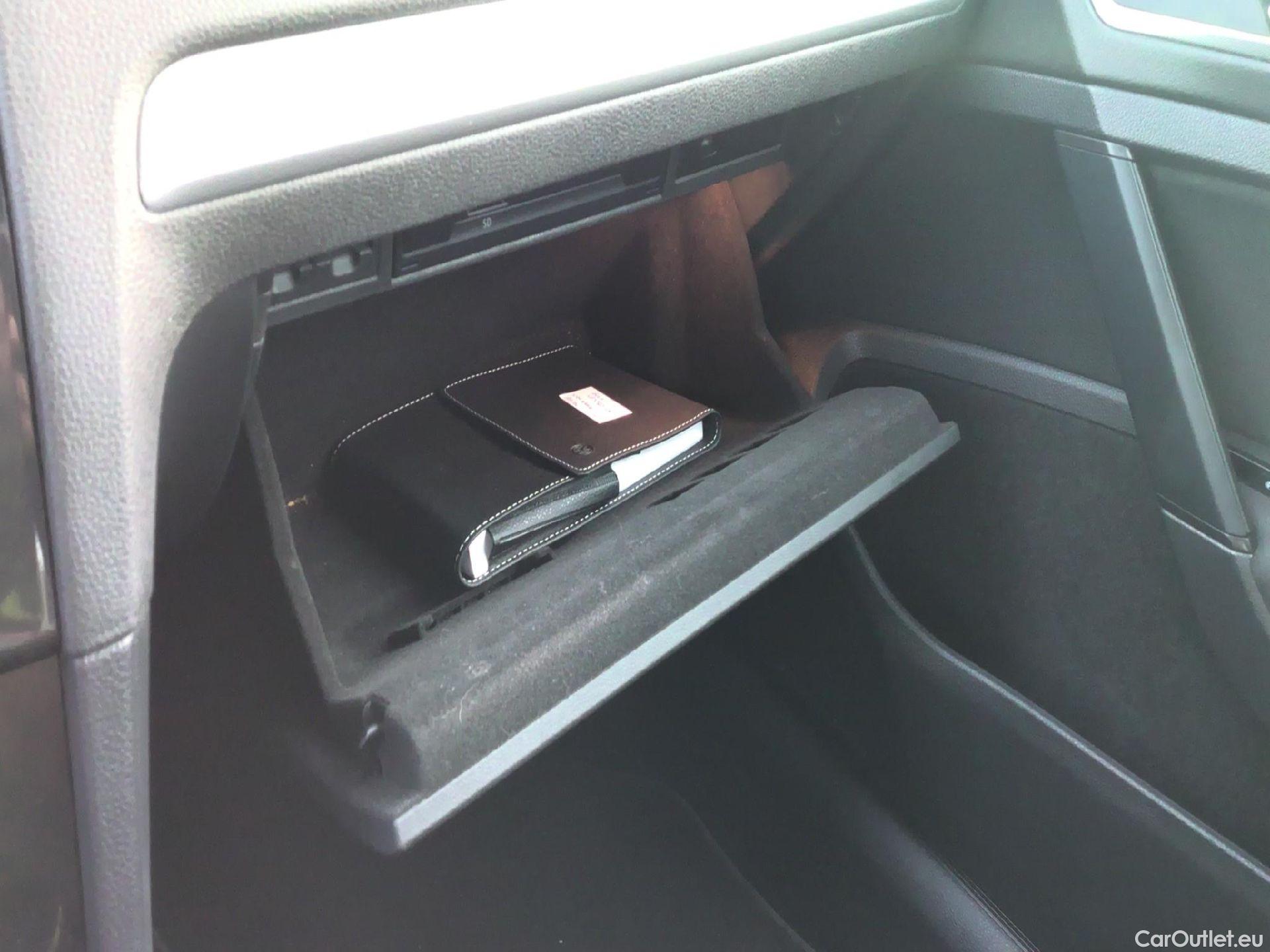  Volkswagen  Golf  VOLKSWAGEN / 2016 / 5P / familiar Last Edition 1.5 TSI 96kW(130CV) Variant #1